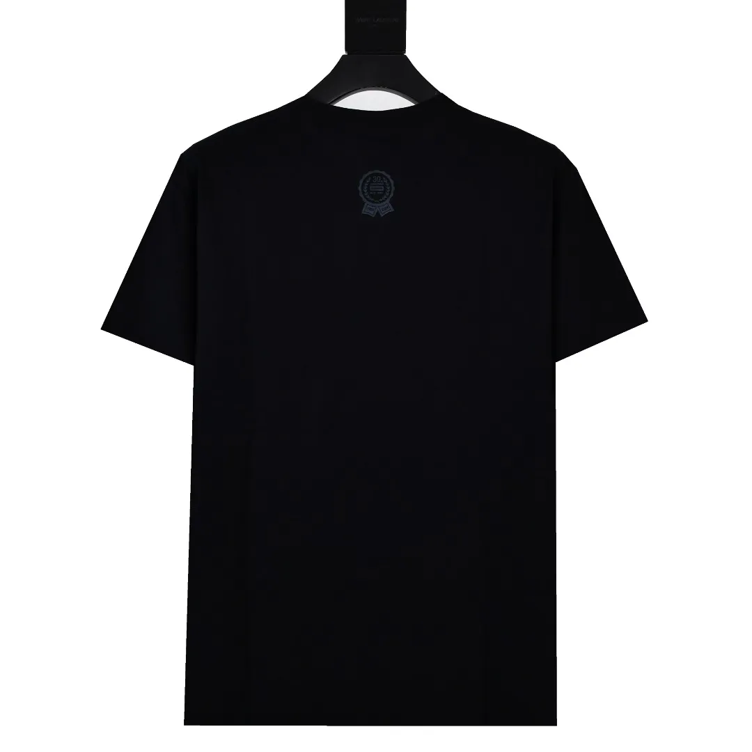 🅿️130 S158 top version Supreme 24ss 30TH First 30th anniversary limited commemorative short-sleeved T-shirt. Refuse to look at pictures to make products. Refuse to compare with wrong versions. Use cylindrical seamless technology (original technology. There are no stitched bones on the side of the clothes. Key points of identification) The fabrics are all custom-woven and dyed, 280g weight, 100% cotton, cylindrical fabric. Cylindrical fabric is a knitted fabric woven with a cylinder loom. The needles are distributed in a cylindrical shape on the fuselage. The gray fabric is a large cylinder, which needs to be opened and shaped before it can be used further. There are no slits on the side of the clothes, so there is no washing label on the side of ordinary short-sleeves. There is only one collar label behind the neck. The printing uses thermosetting ink printing imported from Belgium (different from conventional thermal transfer printing), also known as plastic ink, or self-adhesive ink. Its ingredients are: mainly composed of polyvinyl chloride (PVC) and phthalates. PVC and phthalates, solid color The thermoset ink is composed of a mixture of agents, stabilizers, and thickeners. It is not the digital direct printing advertised on the market. The printing texture of thermoset ink cannot be achieved by digital direct printing. The collar label has a watermark anti-counterfeiting effect, a real anti-counterfeiting layer, a version with a high probability of passing the inspection, and a high probability of passing the original packaging picture. Size：S-XL