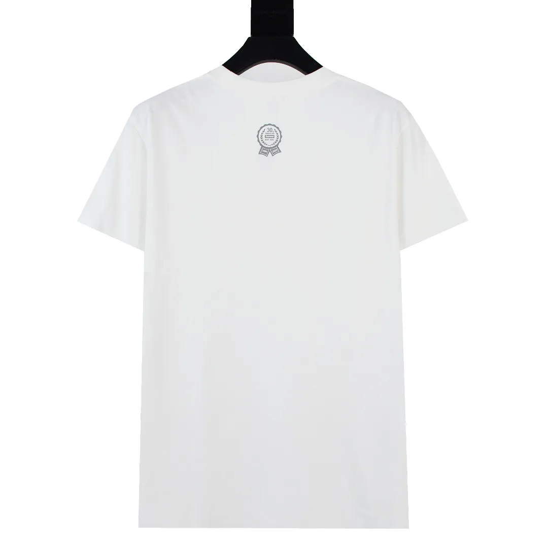 🅿️130 S158 top version Supreme 24ss 30TH First 30th anniversary limited commemorative short-sleeved T-shirt. Refuse to look at pictures to make products. Refuse to compare with wrong versions. Use cylindrical seamless technology (original technology. There are no stitched bones on the side of the clothes. Key points of identification) The fabrics are all custom-woven and dyed, 280g weight, 100% cotton, cylindrical fabric. Cylindrical fabric is a knitted fabric woven with a cylinder loom. The needles are distributed in a cylindrical shape on the fuselage. The gray fabric is a large cylinder, which needs to be opened and shaped before it can be used further. There are no slits on the side of the clothes, so there is no washing label on the side of ordinary short-sleeves. There is only one collar label behind the neck. The printing uses thermosetting ink printing imported from Belgium (different from conventional thermal transfer printing), also known as plastic ink, or self-adhesive ink. Its ingredients are: mainly composed of polyvinyl chloride (PVC) and phthalates. PVC and phthalates, solid color The thermoset ink is composed of a mixture of agents, stabilizers, and thickeners. It is not the digital direct printing advertised on the market. The printing texture of thermoset ink cannot be achieved by digital direct printing. The collar label has a watermark anti-counterfeiting effect, a real anti-counterfeiting layer, a version with a high probability of passing the inspection, and a high probability of passing the original packaging picture. Size：S-XL