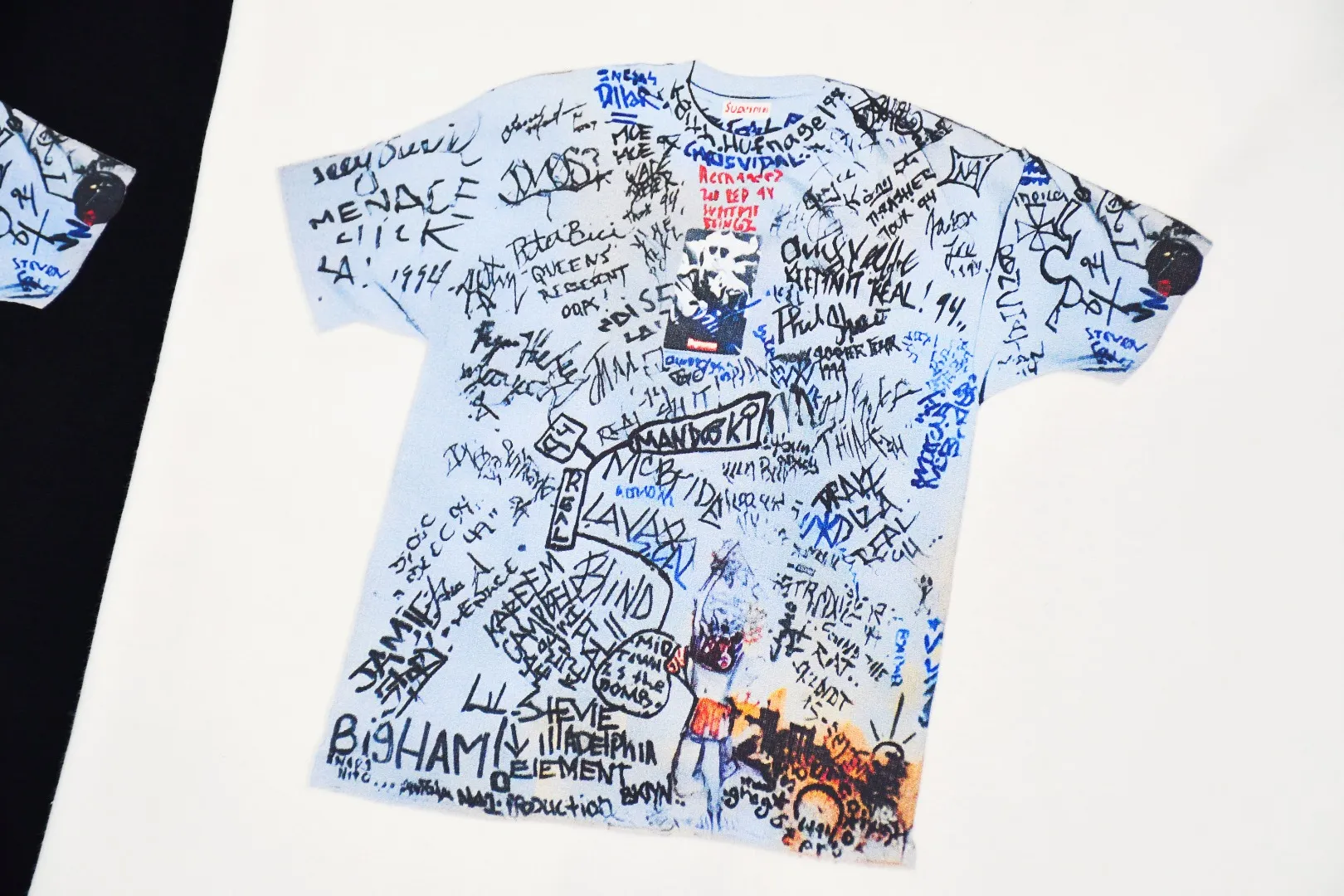 🅿️130 S158 top version Supreme 24ss 30TH First 30th anniversary limited commemorative short-sleeved T-shirt. Refuse to look at pictures to make products. Refuse to compare with wrong versions. Use cylindrical seamless technology (original technology. There are no stitched bones on the side of the clothes. Key points of identification) The fabrics are all custom-woven and dyed, 280g weight, 100% cotton, cylindrical fabric. Cylindrical fabric is a knitted fabric woven with a cylinder loom. The needles are distributed in a cylindrical shape on the fuselage. The gray fabric is a large cylinder, which needs to be opened and shaped before it can be used further. There are no slits on the side of the clothes, so there is no washing label on the side of ordinary short-sleeves. There is only one collar label behind the neck. The printing uses thermosetting ink printing imported from Belgium (different from conventional thermal transfer printing), also known as plastic ink, or self-adhesive ink. Its ingredients are: mainly composed of polyvinyl chloride (PVC) and phthalates. PVC and phthalates, solid color The thermoset ink is composed of a mixture of agents, stabilizers, and thickeners. It is not the digital direct printing advertised on the market. The printing texture of thermoset ink cannot be achieved by digital direct printing. The collar label has a watermark anti-counterfeiting effect, a real anti-counterfeiting layer, a version with a high probability of passing the inspection, and a high probability of passing the original packaging picture. Size：S-XL