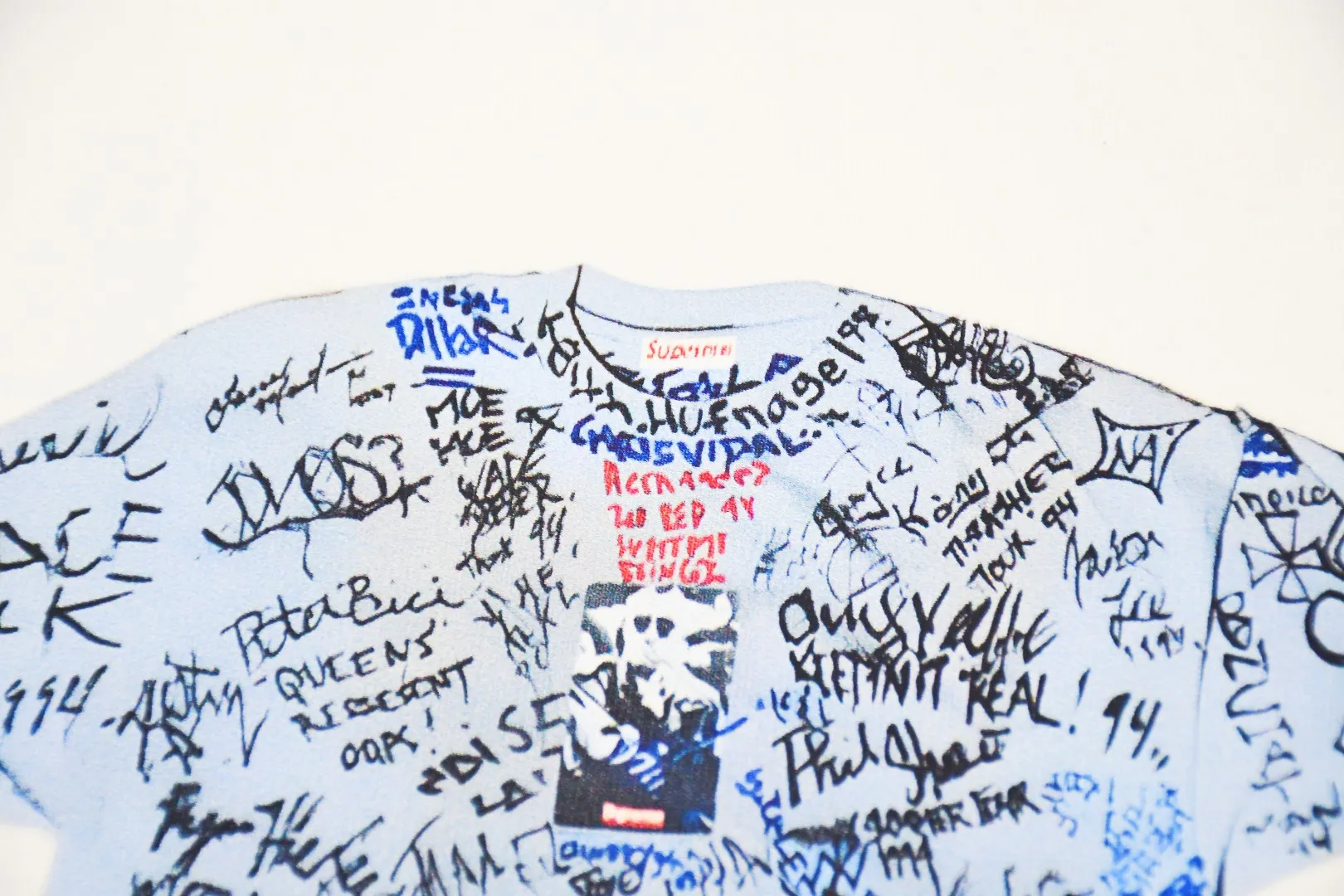 🅿️130 S158 top version Supreme 24ss 30TH First 30th anniversary limited commemorative short-sleeved T-shirt. Refuse to look at pictures to make products. Refuse to compare with wrong versions. Use cylindrical seamless technology (original technology. There are no stitched bones on the side of the clothes. Key points of identification) The fabrics are all custom-woven and dyed, 280g weight, 100% cotton, cylindrical fabric. Cylindrical fabric is a knitted fabric woven with a cylinder loom. The needles are distributed in a cylindrical shape on the fuselage. The gray fabric is a large cylinder, which needs to be opened and shaped before it can be used further. There are no slits on the side of the clothes, so there is no washing label on the side of ordinary short-sleeves. There is only one collar label behind the neck. The printing uses thermosetting ink printing imported from Belgium (different from conventional thermal transfer printing), also known as plastic ink, or self-adhesive ink. Its ingredients are: mainly composed of polyvinyl chloride (PVC) and phthalates. PVC and phthalates, solid color The thermoset ink is composed of a mixture of agents, stabilizers, and thickeners. It is not the digital direct printing advertised on the market. The printing texture of thermoset ink cannot be achieved by digital direct printing. The collar label has a watermark anti-counterfeiting effect, a real anti-counterfeiting layer, a version with a high probability of passing the inspection, and a high probability of passing the original packaging picture. Size：S-XL
