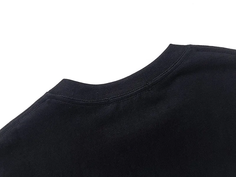 #S03 P110💰 Balenciaga co-branded Supreme printed short sleeves. Loose fit. Made of 260g combed cotton double yarn. From fabrics to accessories, all three standards are complete and follow ZP. The slurry printing imported from Matsui Company will never crack. The whole piece adopts three-needle five-thread technology. The neckline-shoulder seam-sleeve seam is double-lined, which looks more three-dimensional and textured.) The same process as the original version, classic version Feel free to compare zp. The whole piece adopts three-needle five-thread craftsmanship. The neckline-shoulder seam-sleeve seam is double-threaded, which looks more three-dimensional and textured.) It has the same craftsmanship as the original original, classic version. Color: Black Size: S M L XL XXL