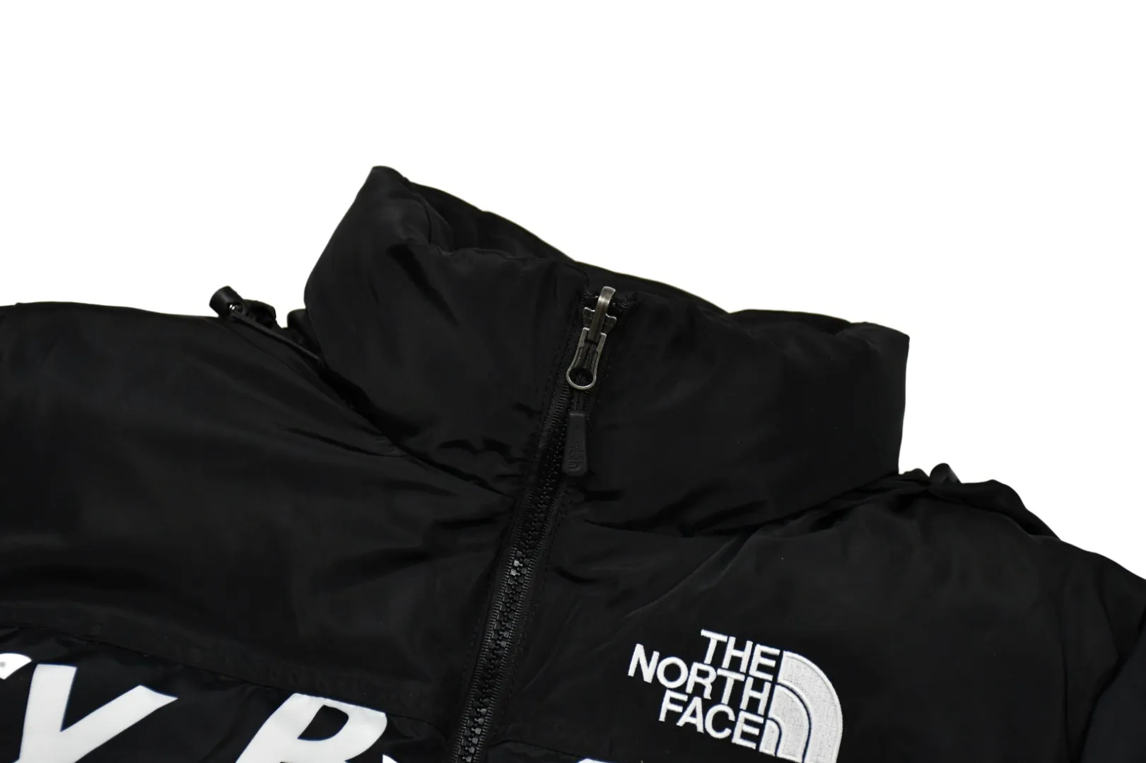 MX25💰355 MAX/Top version Exclusive quality on the entire network ZP player designated version Supreme Embroidery and knitting use high-density embroidery with machines imported from factories that cooperate with TNF to ensure the neatness, density, saturation and overall three-dimensional effect of the embroidery. 700 word embroidery on the right cuff. There is no stitching. Printing. The splicing gap between the positioning of the first row of letters on the chest and the upper black is fixed. The upper and lower error of the ZP ranking does not exceed 1CM. The position difference of each piece will not exceed 1CM. The letters in the pocket position ZP and the clothes are connected and can be matched. The letter zippers on the placket of clothes can be connected when pulled up. Those with misaligned letters that cannot be connected when pulled up are all wrong versions. Each correct piece requires workers to manually cut and align it. Authentic and distressed YKK zippers. The main zipper has VISION engraving on the plastic zipper puller and the words THE NORTH FACE. Size: S-XL