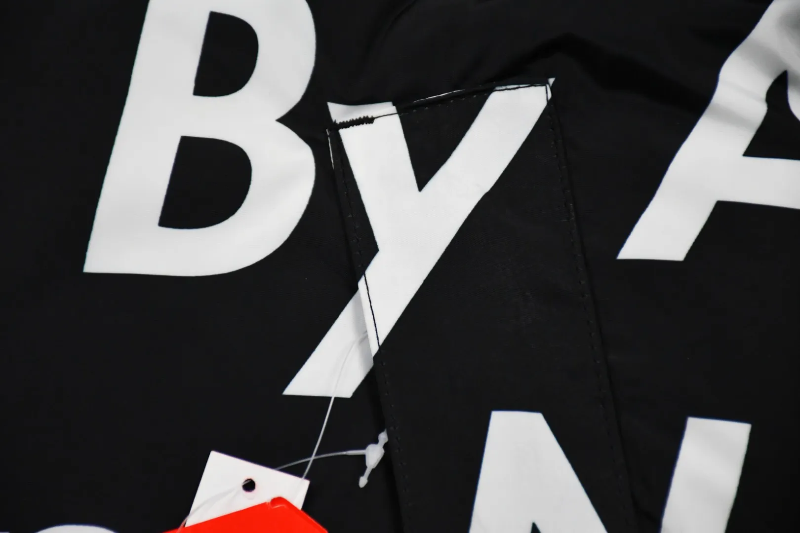 MX25💰355 MAX/Top version Exclusive quality on the entire network ZP player designated version Supreme Embroidery and knitting use high-density embroidery with machines imported from factories that cooperate with TNF to ensure the neatness, density, saturation and overall three-dimensional effect of the embroidery. 700 word embroidery on the right cuff. There is no stitching. Printing. The splicing gap between the positioning of the first row of letters on the chest and the upper black is fixed. The upper and lower error of the ZP ranking does not exceed 1CM. The position difference of each piece will not exceed 1CM. The letters in the pocket position ZP and the clothes are connected and can be matched. The letter zippers on the placket of clothes can be connected when pulled up. Those with misaligned letters that cannot be connected when pulled up are all wrong versions. Each correct piece requires workers to manually cut and align it. Authentic and distressed YKK zippers. The main zipper has VISION engraving on the plastic zipper puller and the words THE NORTH FACE. Size: S-XL