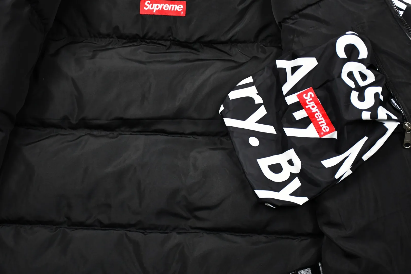 MX25💰355 MAX/Top version Exclusive quality on the entire network ZP player designated version Supreme Embroidery and knitting use high-density embroidery with machines imported from factories that cooperate with TNF to ensure the neatness, density, saturation and overall three-dimensional effect of the embroidery. 700 word embroidery on the right cuff. There is no stitching. Printing. The splicing gap between the positioning of the first row of letters on the chest and the upper black is fixed. The upper and lower error of the ZP ranking does not exceed 1CM. The position difference of each piece will not exceed 1CM. The letters in the pocket position ZP and the clothes are connected and can be matched. The letter zippers on the placket of clothes can be connected when pulled up. Those with misaligned letters that cannot be connected when pulled up are all wrong versions. Each correct piece requires workers to manually cut and align it. Authentic and distressed YKK zippers. The main zipper has VISION engraving on the plastic zipper puller and the words THE NORTH FACE. Size: S-XL