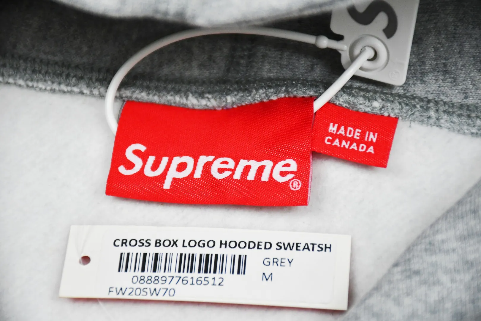 🅿️320 S202 top version Supreme FW20 Week 15 Cross Box Logo Hooded Sweatshirt Cross embroidery hooded sweatshirt For those of us who focus on top Supreme, the cross sweatshirt is naturally available at our fingertips. ZP purchase and pattern making operation 1. Fabric: ZP testing, custom weaving and dyeing, pure cotton 460G plus velvet main fabric, horizontal cutting, side stitching 520G 2X2 thread 2. Embroidery: The embroidery equipment is operated by BEHRINGER BEKS-Y924 machine (a level higher than Tajima embroidery machine). The embroidery thickness, saturation and size are all consistent. 3. Sewing process: The whole garment adopts four-needle and six-thread boneless splicing technology in twelve places. It is processed by a senior foreign trade factory (ordinary factories cannot do it). 4. Hem and cuffs: all use 520G inelastic thread. (Low-end goods use elastic threads to cause the hem and cuffs to appear wavy) 5. Customized ZP main label/wash water label/hangtag/packaging bag (equipped with an extra-large thickened handbag) Size: S~XL