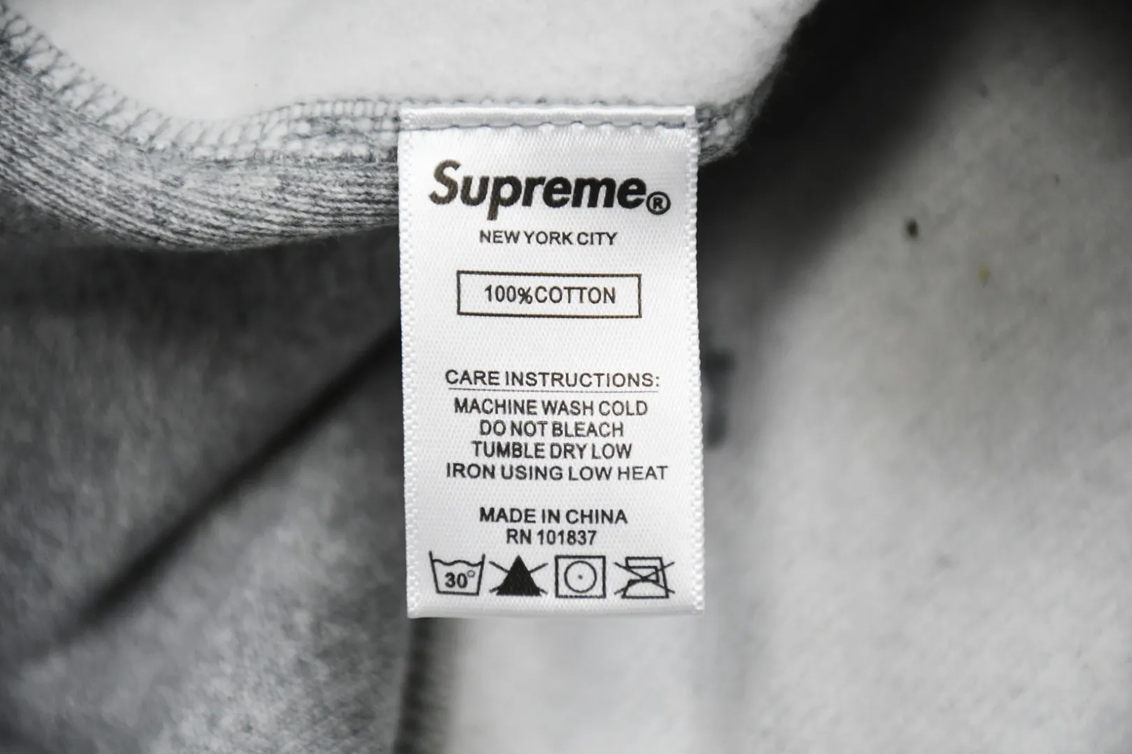 🅿️320 S202 top version Supreme FW20 Week 15 Cross Box Logo Hooded Sweatshirt Cross embroidery hooded sweatshirt For those of us who focus on top Supreme, the cross sweatshirt is naturally available at our fingertips. ZP purchase and pattern making operation 1. Fabric: ZP testing, custom weaving and dyeing, pure cotton 460G plus velvet main fabric, horizontal cutting, side stitching 520G 2X2 thread 2. Embroidery: The embroidery equipment is operated by BEHRINGER BEKS-Y924 machine (a level higher than Tajima embroidery machine). The embroidery thickness, saturation and size are all consistent. 3. Sewing process: The whole garment adopts four-needle and six-thread boneless splicing technology in twelve places. It is processed by a senior foreign trade factory (ordinary factories cannot do it). 4. Hem and cuffs: all use 520G inelastic thread. (Low-end goods use elastic threads to cause the hem and cuffs to appear wavy) 5. Customized ZP main label/wash water label/hangtag/packaging bag (equipped with an extra-large thickened handbag) Size: S~XL