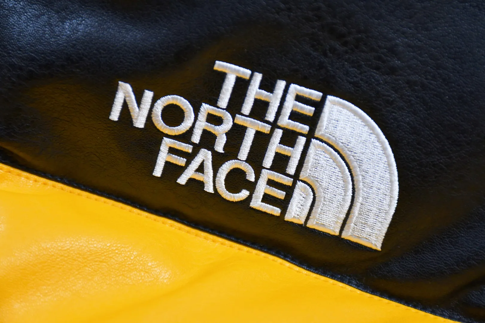 MX21# Down Jacket 💰p630 Top version Exclusive correct leather Supreme x The North Face 17fw Leather Nuptse Jacket North Face Leather Down Jacket Original consistent leather texture 32 pieces of patchwork leather stitching throughout the body White duck down filling makes every piece of leather look very full but very light on the upper body Windproof and waterproof The upper body is full of texture and perfectly solves the problem of down jacket cleaning The sleeves have the same 5 sections as the original version, the hanging buttons are NEVER STOP EXPLORING webbing, top-quality Behringer embroidery, and the hardware accessories are No. 5 + No. 3 YKK zippers, which are consistent with the original version. Color: black/yellow Size: S~XXL