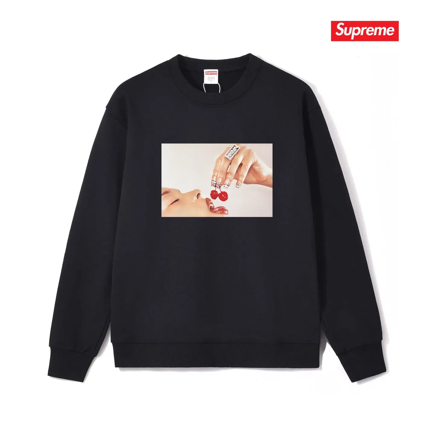 Style No. S1010 #terry p150💰 Velvet 160💰 Supreme SS19 Cupid Tee Navy angel print round neck sweatshirt Made of 400 grams of large terry (drop shoulder large version) fabric, soft texture and no pilling Imported environmentally friendly printing glue The pattern is bright and three-dimensional Quality 💥 Unisex style The upper body is trendy Color: black white gray Size: S M L XL XXL