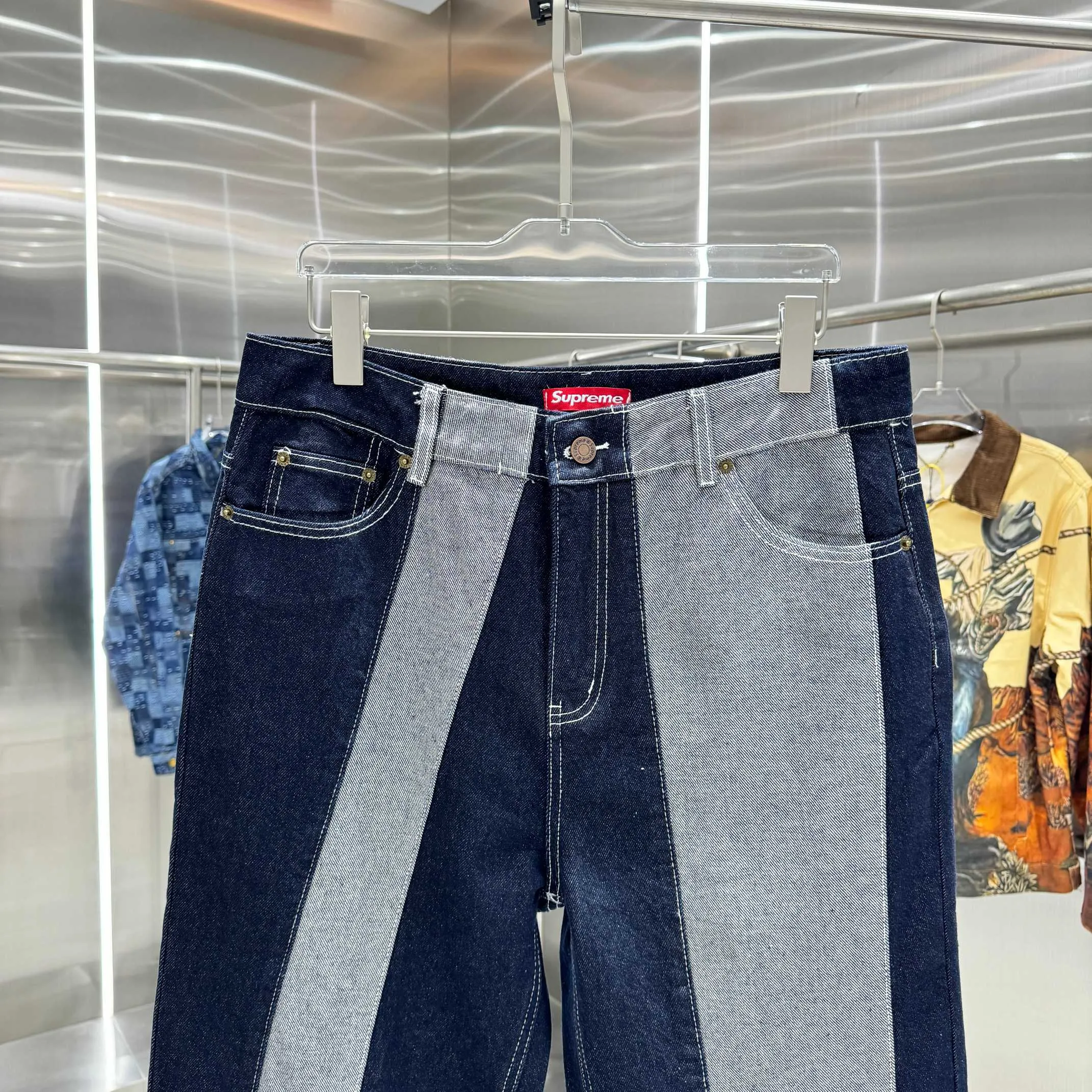 P240 Supreme spliced ​​striped simple loose jeans, same style for men and women. Styles with different wash textures are very friendly to people with thin legs and thick legs. The straight slim fit is very flattering to the leg shape. The timeless and moderate length makes it easy to match casually. It is the basis of various styles and is a must-have in the wardrobe! The fabric is stiff but also makes the upper body soft without losing texture. The washing process is even more perfect. The code number is 28 30 32 34 36.