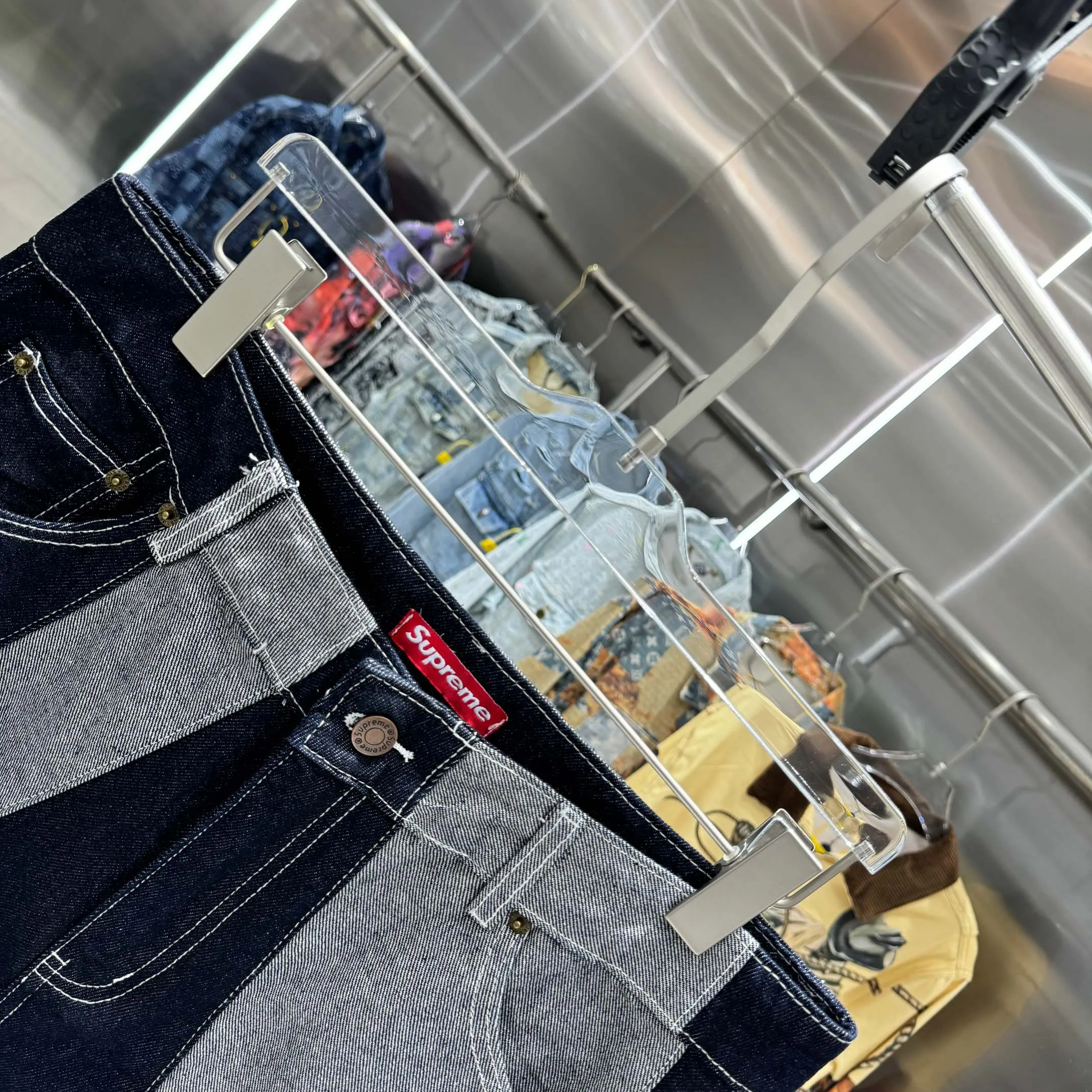 P240 Supreme spliced ​​striped simple loose jeans, same style for men and women. Styles with different wash textures are very friendly to people with thin legs and thick legs. The straight slim fit is very flattering to the leg shape. The timeless and moderate length makes it easy to match casually. It is the basis of various styles and is a must-have in the wardrobe! The fabric is stiff but also makes the upper body soft without losing texture. The washing process is even more perfect. The code number is 28 30 32 34 36.