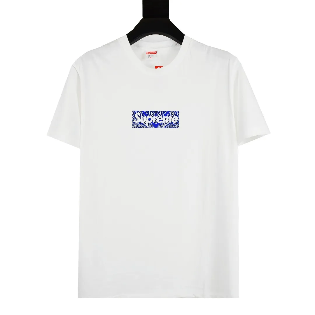 S72💰p130 The top version of Supreme 19FW Bandana Box Logo Tee cashew flower Bogo short-sleeved T-shirt adopts cylinder seamless technology (the original technology has no gaps on the sides of the clothes, the key point of identification). The fabric is made of 280g 21-count imported combed cotton. The ancient barrel-woven T-shirt has no side seams. Optional 1x1 pure cotton thread. Single color. The minimum order quantity is over 1,000. Belgian imported thermosetting ink-assisted screen printing screen. Cunard fully automatic elliptical heating integrated printing machine. , the white paste base is passed through 4 layers of color screens and digital direct printing, and the integrated printing edge has no jagged edges. It has been inspected and labeled. Purple light anti-counterfeiting technology. Comes with original handbag. Color: black~white Size: S~XL