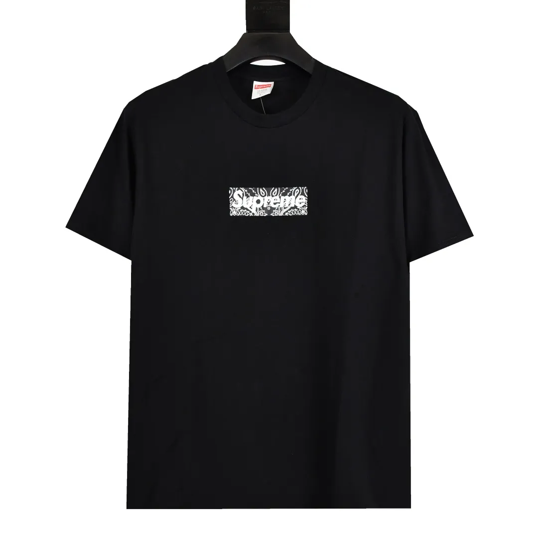 S72💰p130 The top version of Supreme 19FW Bandana Box Logo Tee cashew flower Bogo short-sleeved T-shirt adopts cylinder seamless technology (the original technology has no gaps on the sides of the clothes, the key point of identification). The fabric is made of 280g 21-count imported combed cotton. The ancient barrel-woven T-shirt has no side seams. Optional 1x1 pure cotton thread. Single color. The minimum order quantity is over 1,000. Belgian imported thermosetting ink-assisted screen printing screen. Cunard fully automatic elliptical heating integrated printing machine. , the white paste base is passed through 4 layers of color screens and digital direct printing, and the integrated printing edge has no jagged edges. It has been inspected and labeled. Purple light anti-counterfeiting technology. Comes with original handbag. Color: black~white Size: S~XL
