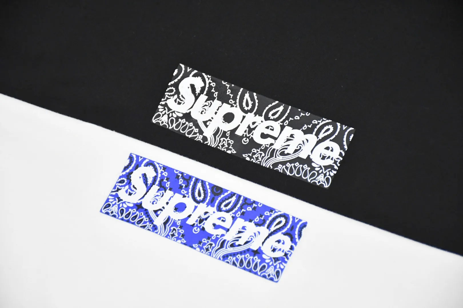 S72💰p130 The top version of Supreme 19FW Bandana Box Logo Tee cashew flower Bogo short-sleeved T-shirt adopts cylinder seamless technology (the original technology has no gaps on the sides of the clothes, the key point of identification). The fabric is made of 280g 21-count imported combed cotton. The ancient barrel-woven T-shirt has no side seams. Optional 1x1 pure cotton thread. Single color. The minimum order quantity is over 1,000. Belgian imported thermosetting ink-assisted screen printing screen. Cunard fully automatic elliptical heating integrated printing machine. , the white paste base is passed through 4 layers of color screens and digital direct printing, and the integrated printing edge has no jagged edges. It has been inspected and labeled. Purple light anti-counterfeiting technology. Comes with original handbag. Color: black~white Size: S~XL