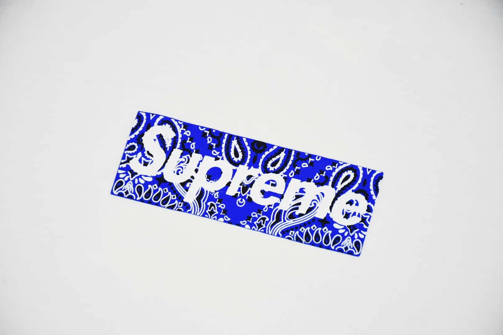 S72💰p130 The top version of Supreme 19FW Bandana Box Logo Tee cashew flower Bogo short-sleeved T-shirt adopts cylinder seamless technology (the original technology has no gaps on the sides of the clothes, the key point of identification). The fabric is made of 280g 21-count imported combed cotton. The ancient barrel-woven T-shirt has no side seams. Optional 1x1 pure cotton thread. Single color. The minimum order quantity is over 1,000. Belgian imported thermosetting ink-assisted screen printing screen. Cunard fully automatic elliptical heating integrated printing machine. , the white paste base is passed through 4 layers of color screens and digital direct printing, and the integrated printing edge has no jagged edges. It has been inspected and labeled. Purple light anti-counterfeiting technology. Comes with original handbag. Color: black~white Size: S~XL