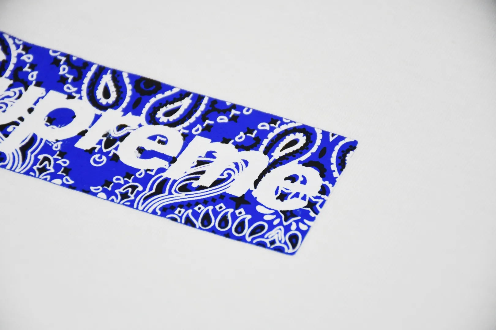 S72💰p130 The top version of Supreme 19FW Bandana Box Logo Tee cashew flower Bogo short-sleeved T-shirt adopts cylinder seamless technology (the original technology has no gaps on the sides of the clothes, the key point of identification). The fabric is made of 280g 21-count imported combed cotton. The ancient barrel-woven T-shirt has no side seams. Optional 1x1 pure cotton thread. Single color. The minimum order quantity is over 1,000. Belgian imported thermosetting ink-assisted screen printing screen. Cunard fully automatic elliptical heating integrated printing machine. , the white paste base is passed through 4 layers of color screens and digital direct printing, and the integrated printing edge has no jagged edges. It has been inspected and labeled. Purple light anti-counterfeiting technology. Comes with original handbag. Color: black~white Size: S~XL