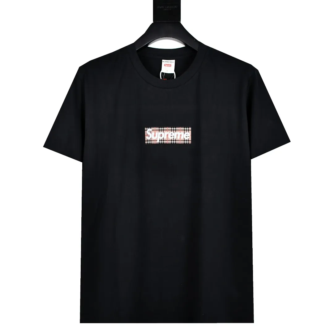 S170💰p136 Top version Supreme 22ss Burberry Box Logo Tee Burberry joint short-sleeved T-shirt using cylindrical seamless technology (the original technology has no gaps on the sides of the clothes) The fabrics are all custom-woven and dyed, 280g weight, 100% cotton, cylindrical fabric. Cylindrical fabric is knitted fabric woven with a cylinder loom. The needles are distributed in a cylindrical shape on the fuselage. The gray fabric is a large cylinder that needs to be opened and shaped before it can be used further. There are no slits on the side of the clothes, so there is no washing label on the side of ordinary short-sleeves. There is only one collar label behind the neck. The printing is printed with thermosetting ink, also known as plastic. Ink, or self-adhesive ink, contains ingredients: mainly composed of polyvinyl chloride (PVC) and phthalates. PVC and phthalates, fixatives, stabilizers, and thickeners are mixed to form a thermal ink. Solid ink is not the digital direct printing advertised on the market. The printing texture of thermoset ink is something that digital direct printing cannot achieve. The collar label has a watermark anti-counterfeiting effect, a real anti-counterfeiting layer, a probability of passing the version, and a high probability of passing the original packaging picture. Customized full set of accessories Size: S-XL