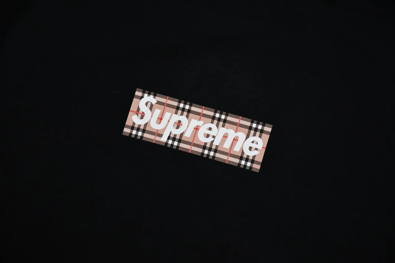 S170💰p136 Top version Supreme 22ss Burberry Box Logo Tee Burberry joint short-sleeved T-shirt using cylindrical seamless technology (the original technology has no gaps on the sides of the clothes) The fabrics are all custom-woven and dyed, 280g weight, 100% cotton, cylindrical fabric. Cylindrical fabric is knitted fabric woven with a cylinder loom. The needles are distributed in a cylindrical shape on the fuselage. The gray fabric is a large cylinder that needs to be opened and shaped before it can be used further. There are no slits on the side of the clothes, so there is no washing label on the side of ordinary short-sleeves. There is only one collar label behind the neck. The printing is printed with thermosetting ink, also known as plastic. Ink, or self-adhesive ink, contains ingredients: mainly composed of polyvinyl chloride (PVC) and phthalates. PVC and phthalates, fixatives, stabilizers, and thickeners are mixed to form a thermal ink. Solid ink is not the digital direct printing advertised on the market. The printing texture of thermoset ink is something that digital direct printing cannot achieve. The collar label has a watermark anti-counterfeiting effect, a real anti-counterfeiting layer, a probability of passing the version, and a high probability of passing the original packaging picture. Customized full set of accessories Size: S-XL