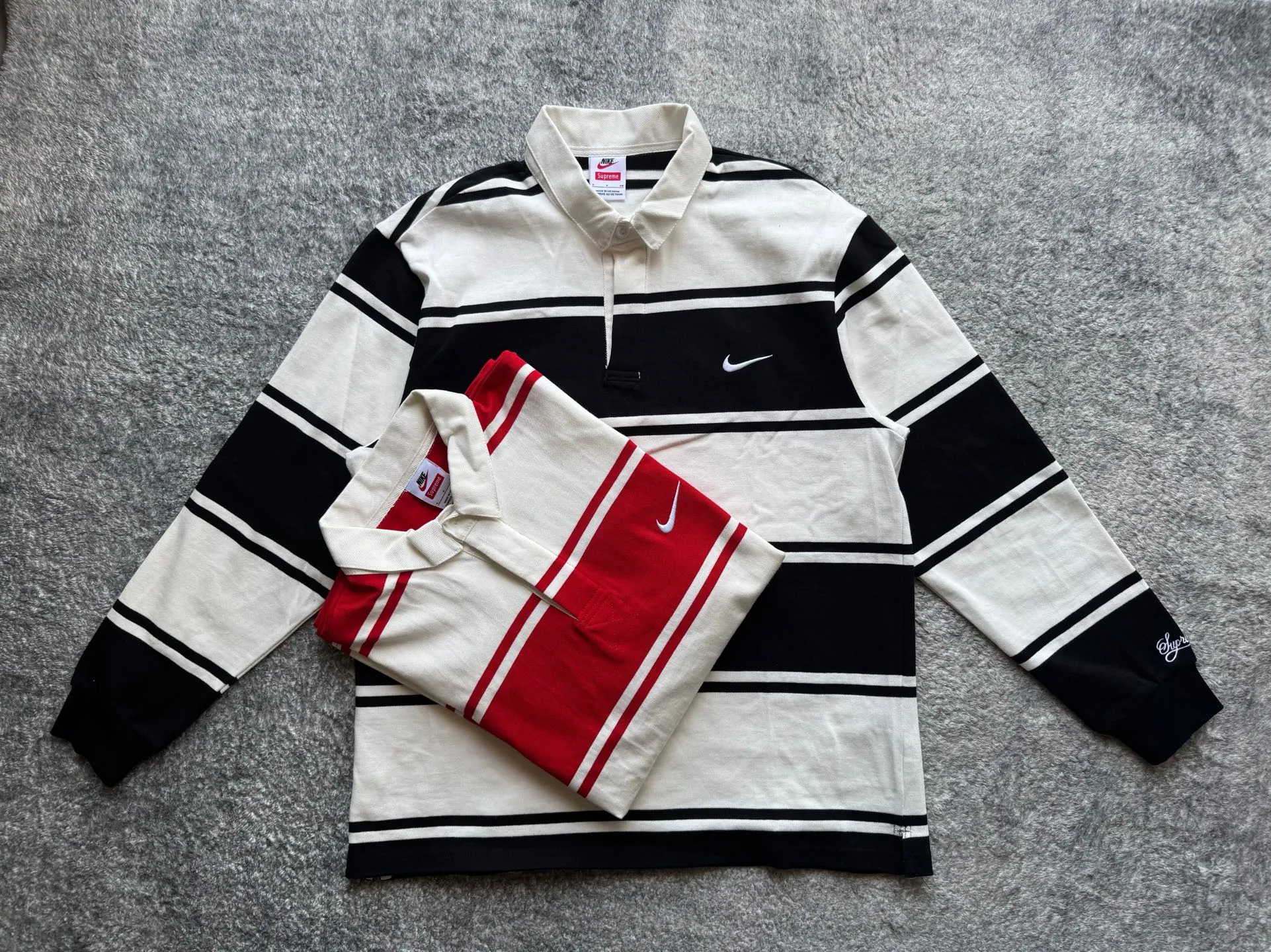 P420 [Original replica] Supreme x Nike joint model Nike joint series SS25 Stripe Rugby logo striped comfortable long-sleeved Polo shirt for men and women Color: black and white white and red Size: S M L XL 79 130 56 64
