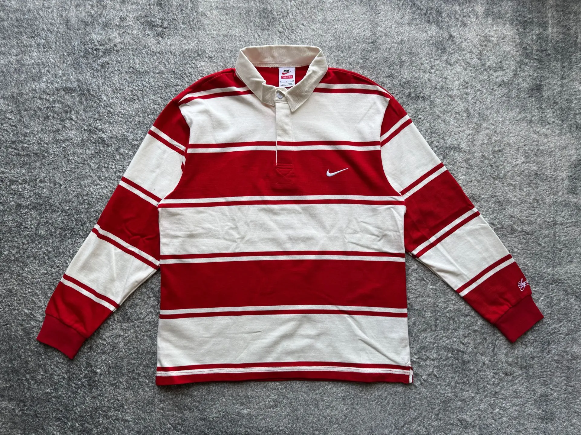 P420 [Original replica] Supreme x Nike joint model Nike joint series SS25 Stripe Rugby logo striped comfortable long-sleeved Polo shirt for men and women Color: black and white white and red Size: S M L XL 79 130 56 64