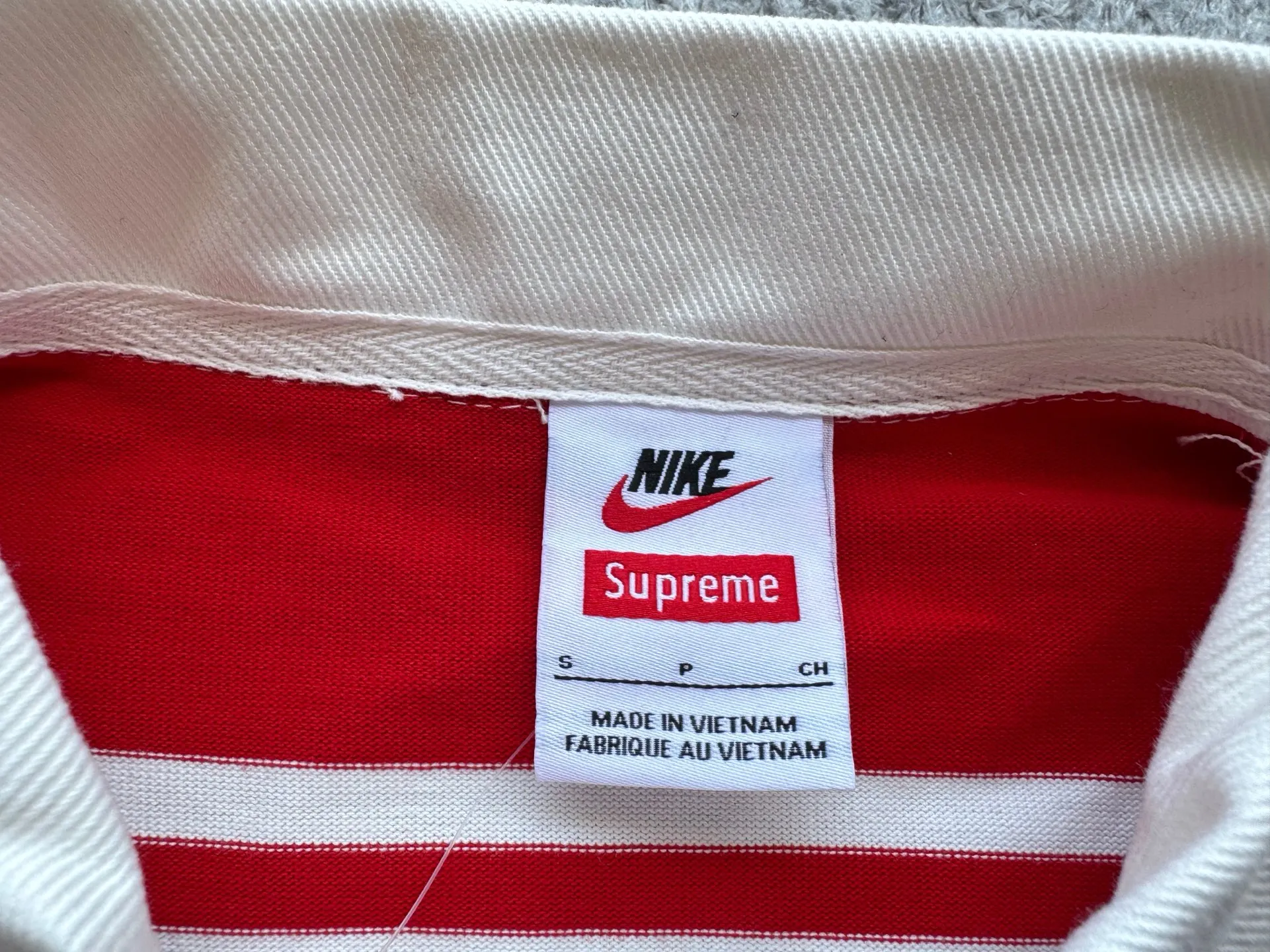 P420 [Original replica] Supreme x Nike joint model Nike joint series SS25 Stripe Rugby logo striped comfortable long-sleeved Polo shirt for men and women Color: black and white white and red Size: S M L XL 79 130 56 64
