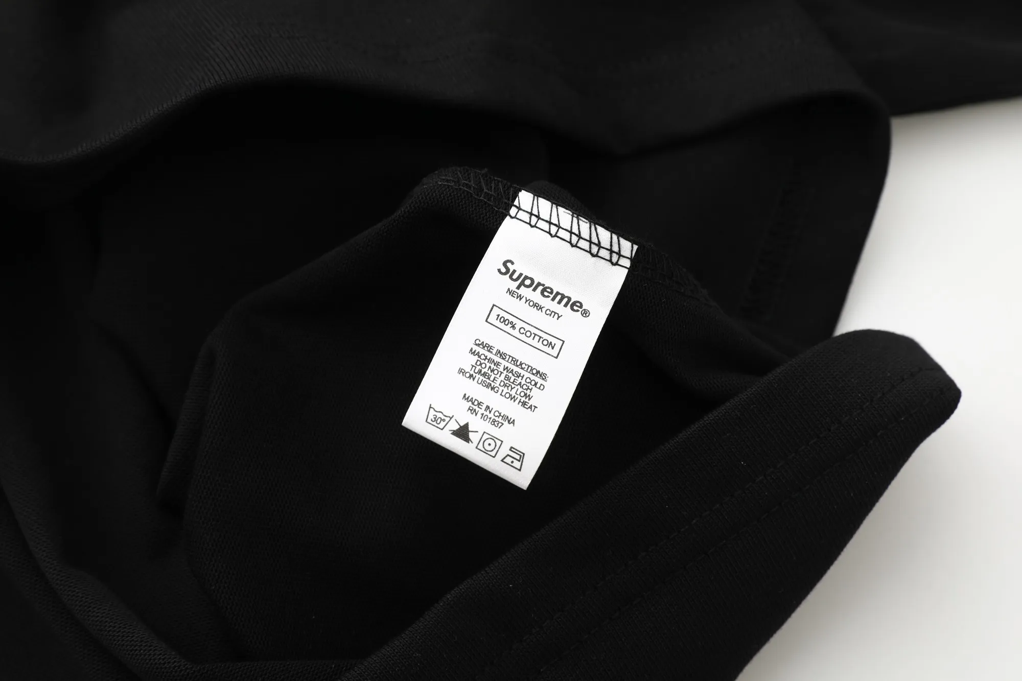 S624💰P230 SUPREME SS25 AFFILIATED L/S FOOTBALL TOP American size 8 Sanskrit font long-sleeved T-shirt Original quality, consistent details, knitted fabric, non-cotton fabric, good feel Color: black white Size: S M L XL (172 120 wear S) S Bust 55 Length 66 Shoulder width 47 Sleeve length 57 M Chest 57 Dress length 68 Shoulder width 48 Sleeve length 58 L Chest 59 Dress length 70 Shoulder width 49 Sleeve length 59 XL Chest 62 Dress length 72 Shoulder width 50 Sleeve length 60