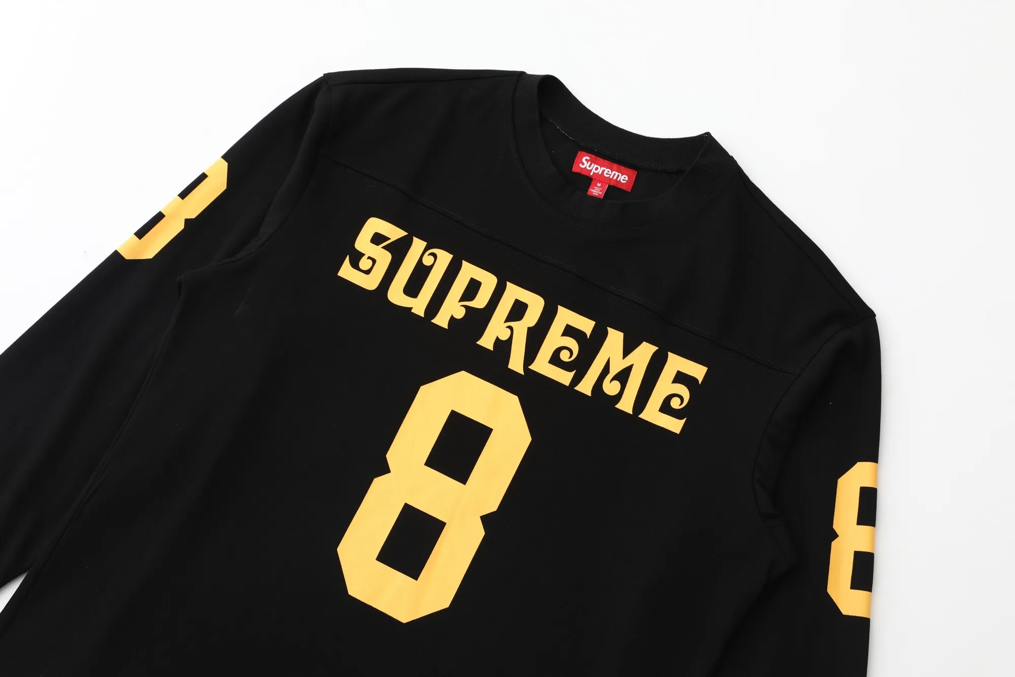 S624💰P230 SUPREME SS25 AFFILIATED L/S FOOTBALL TOP American size 8 Sanskrit font long-sleeved T-shirt Original quality, consistent details, knitted fabric, non-cotton fabric, good feel Color: black white Size: S M L XL (172 120 wear S) S Bust 55 Length 66 Shoulder width 47 Sleeve length 57 M Chest 57 Dress length 68 Shoulder width 48 Sleeve length 58 L Chest 59 Dress length 70 Shoulder width 49 Sleeve length 59 XL Chest 62 Dress length 72 Shoulder width 50 Sleeve length 60