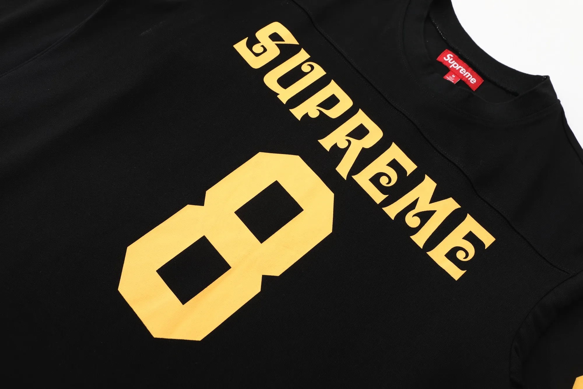 S624💰P230 SUPREME SS25 AFFILIATED L/S FOOTBALL TOP American size 8 Sanskrit font long-sleeved T-shirt Original quality, consistent details, knitted fabric, non-cotton fabric, good feel Color: black white Size: S M L XL (172 120 wear S) S Bust 55 Length 66 Shoulder width 47 Sleeve length 57 M Chest 57 Dress length 68 Shoulder width 48 Sleeve length 58 L Chest 59 Dress length 70 Shoulder width 49 Sleeve length 59 XL Chest 62 Dress length 72 Shoulder width 50 Sleeve length 60