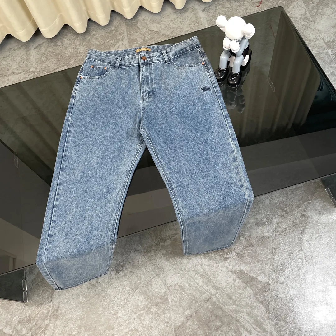 🅿️290 Supreme co-branded Burberry war horse embroidered jeans [Top quality] Really perfect replica of the original, selected washed denim fabrics, special washing process and tie-dyeing step. Washed many times to make the denim evenly distressed. The distressing process is flawless. The process is very cumbersome. The details do not scare me. Each paving material has the brand logo and all three labels!  Blue simple style, super popular loose cut, must-have jeans! It is no exaggeration to kill all the versions on the market. The water-style denim jacket is full of details, and all the embroidery is on the back. The front is simple and low-key, and the versatile jeans are directly co-branded with 1ogo embroidery on the back. Plus custom hardware 1ogo set buckle! One detail is enough to illustrate the quality. Both the details and the material are very weighty and textured. The jacket is made from imported fabrics from Italy. The denim fabric is a little stretchy and has a refined style. You deserve to own a classic bur. It’s the best product that doesn’t need too many words to explain, and the quality has been scrutinized. All the spot goods have been put into the warehouse, looking forward to your super matching! ! Color: blue Size: s-xl