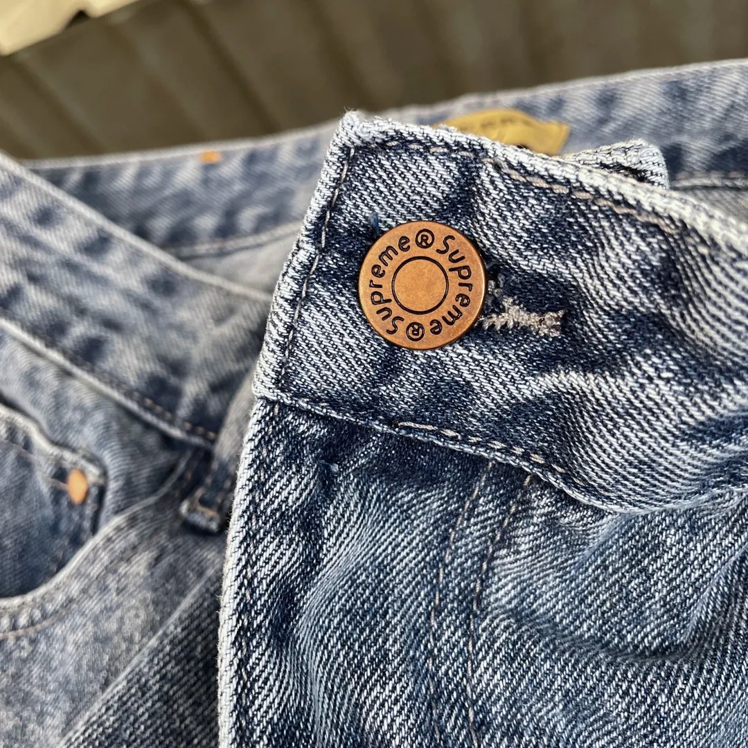 🅿️290 Supreme co-branded Burberry war horse embroidered jeans [Top quality] Really perfect replica of the original, selected washed denim fabrics, special washing process and tie-dyeing step. Washed many times to make the denim evenly distressed. The distressing process is flawless. The process is very cumbersome. The details do not scare me. Each paving material has the brand logo and all three labels!  Blue simple style, super popular loose cut, must-have jeans! It is no exaggeration to kill all the versions on the market. The water-style denim jacket is full of details, and all the embroidery is on the back. The front is simple and low-key, and the versatile jeans are directly co-branded with 1ogo embroidery on the back. Plus custom hardware 1ogo set buckle! One detail is enough to illustrate the quality. Both the details and the material are very weighty and textured. The jacket is made from imported fabrics from Italy. The denim fabric is a little stretchy and has a refined style. You deserve to own a classic bur. It’s the best product that doesn’t need too many words to explain, and the quality has been scrutinized. All the spot goods have been put into the warehouse, looking forward to your super matching! ! Color: blue Size: s-xl