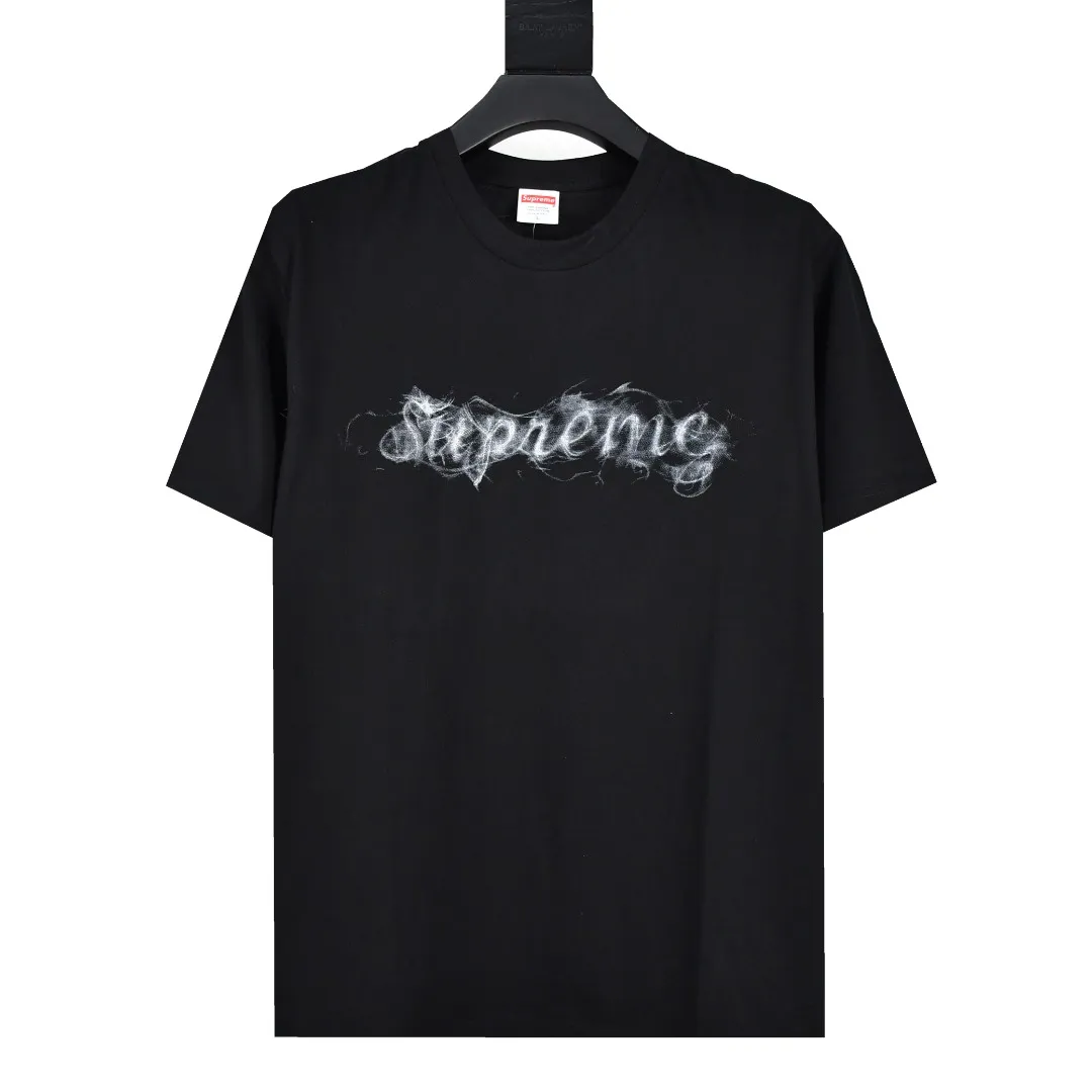 🅿️120 S28 top version Supreme 19FW Smoke Tee season opening smoke logo short-sleeved T-shirt 1. The fabrics are all custom-woven and dyed 280g weight 100% cotton cylindrical cloth Cylindrical fabric is a knitted fabric woven by a cylinder loom. The needles are distributed in a cylindrical shape on the fuselage. The gray fabric is a large cylinder, which needs to be opened and shaped before it can be used further. That is, there are no slits on the side of the clothes, so there is no washing label on the side of ordinary short-sleeves. There is only a collar label behind the neck. 2. The printing uses digital direct injection technology to assist the screen printing screen, thermosetting ink imported from Belgium, Cunard fully automatic elliptical heating integrated printing machine , the white paste base is passed through 4 layers of color screen printing with digital direct printing, and the integrated printing edge has no jagged edges. 3. The collar label has a watermark anti-counterfeiting effect and a real anti-counterfeiting layer. The version has a high probability of passing. The original packaging picture has a high probability of passing. 4. Comes with an original handbag. 5. All details are synchronized.