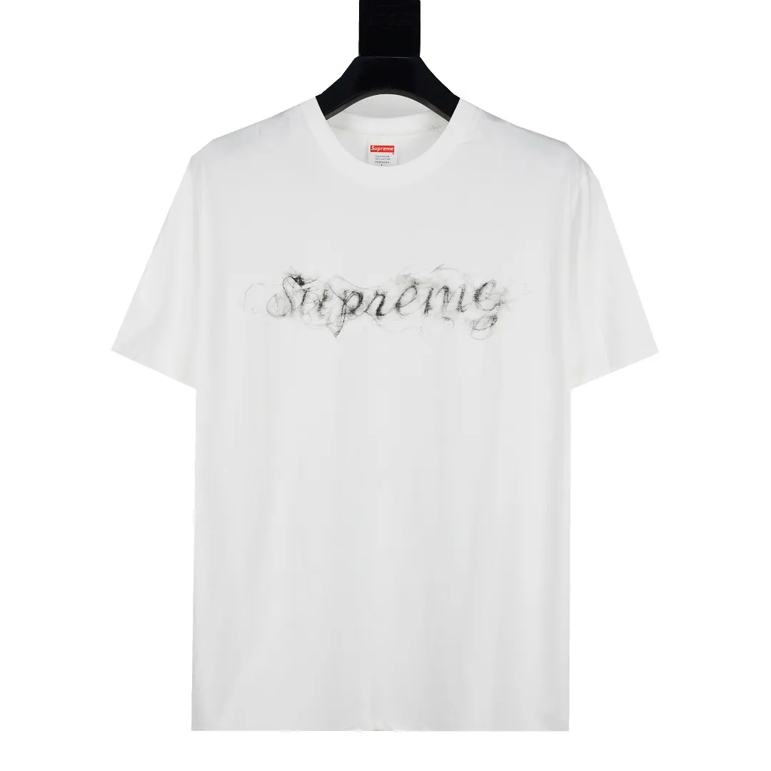 🅿️120 S28 top version Supreme 19FW Smoke Tee season opening smoke logo short-sleeved T-shirt 1. The fabrics are all custom-woven and dyed 280g weight 100% cotton cylindrical cloth Cylindrical fabric is a knitted fabric woven by a cylinder loom. The needles are distributed in a cylindrical shape on the fuselage. The gray fabric is a large cylinder, which needs to be opened and shaped before it can be used further. That is, there are no slits on the side of the clothes, so there is no washing label on the side of ordinary short-sleeves. There is only a collar label behind the neck. 2. The printing uses digital direct injection technology to assist the screen printing screen, thermosetting ink imported from Belgium, Cunard fully automatic elliptical heating integrated printing machine , the white paste base is passed through 4 layers of color screen printing with digital direct printing, and the integrated printing edge has no jagged edges. 3. The collar label has a watermark anti-counterfeiting effect and a real anti-counterfeiting layer. The version has a high probability of passing. The original packaging picture has a high probability of passing. 4. Comes with an original handbag. 5. All details are synchronized.