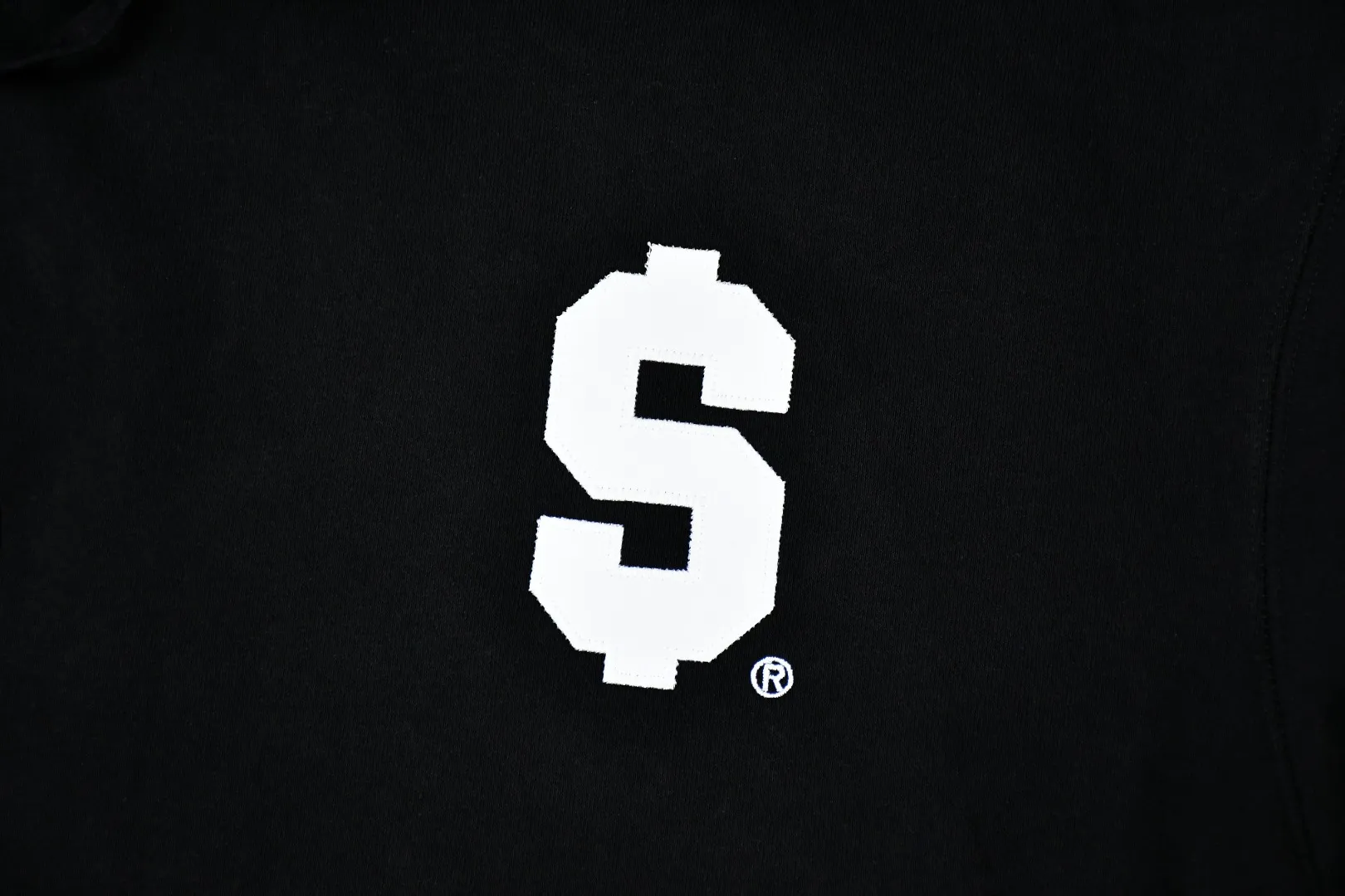 S602💰p320 Top version Supreme 24ss $ Patch embroidery logo plus velvet hooded sweatshirt 1. Fabric: ZP test, custom woven and dyed, pure cotton 430G plus velvet main fabric, horizontal cutting 2. Embroidery: Embroidery equipment, using Behringer BEKS-Y924 machine (one level higher than Tajima embroidery machine) Embroidery thickness, saturation and size are consistent with ZP 3. Sewing process: The whole garment adopts four-needle and six-thread boneless splicing technology in 12 places. Processed by a senior foreign trade factory (ordinary factories cannot do it) 4. Customized ZP main label/wash water label/tag/packaging bag (equipped with an extra-large thickened handbag) Color: black/grey/navy blue Size: S/M/L/XL