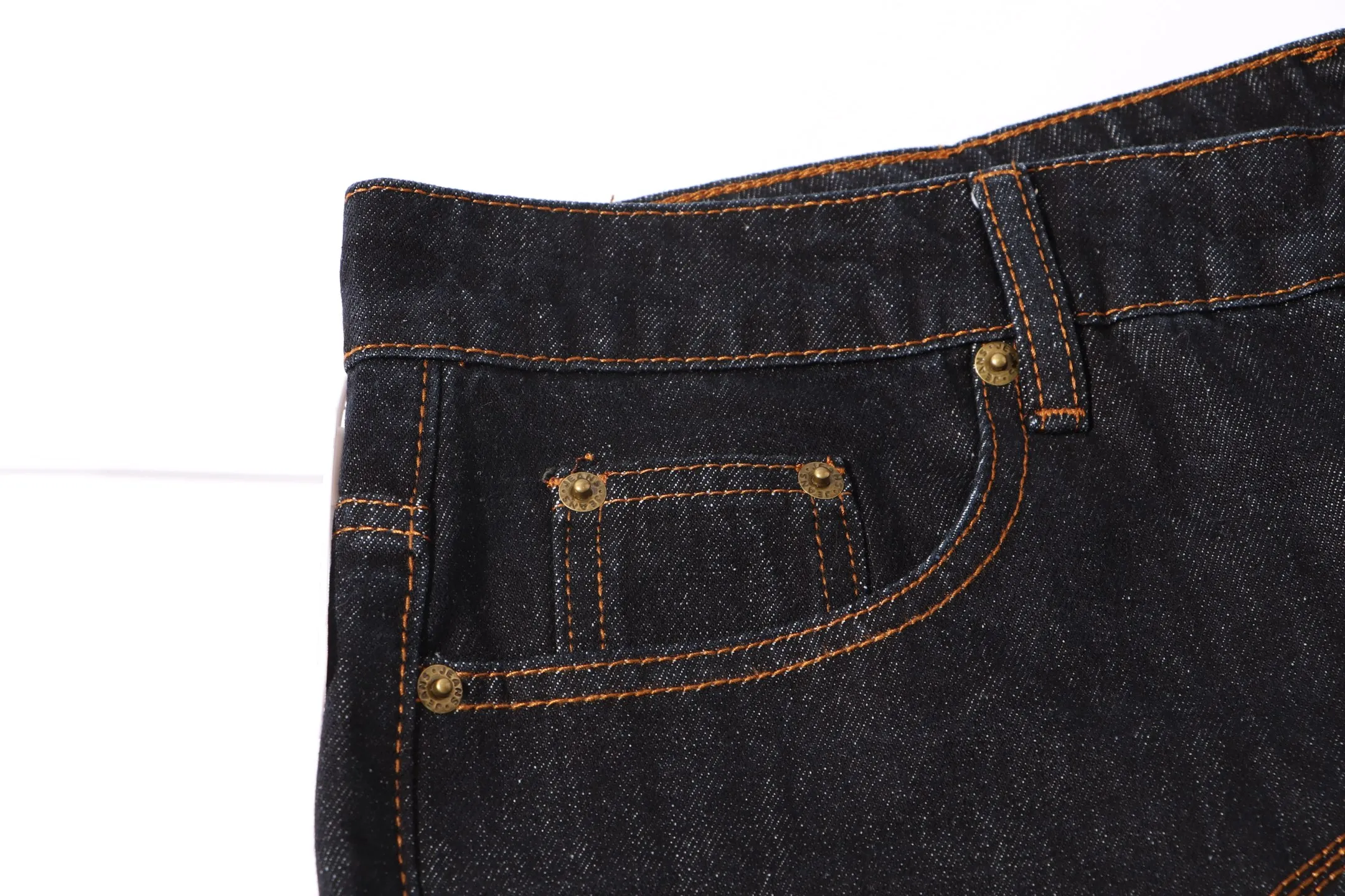 P260 Style number: H916 Supreme SS25 S Logo Rigid Baggy Jean S Loose straight-leg American trendy jeans with the same logo pattern from Ma Siwei (original). Styles with different wash textures are very friendly to people with thin legs and thick legs. The slightly flared version is very flattering to the leg shape. The moderate length will never go out of style and can be matched easily and casually. It is the basic styling foundation for various styles and is a must-have in the wardrobe! The fabric is stiff but also makes the upper body soft without losing texture. The washing process is even more perfect. It is a must-have item for everyone! ! ! Washed wheat, hang tag, pants label, three labels complete Color: black blue Size: 30-32-34-36