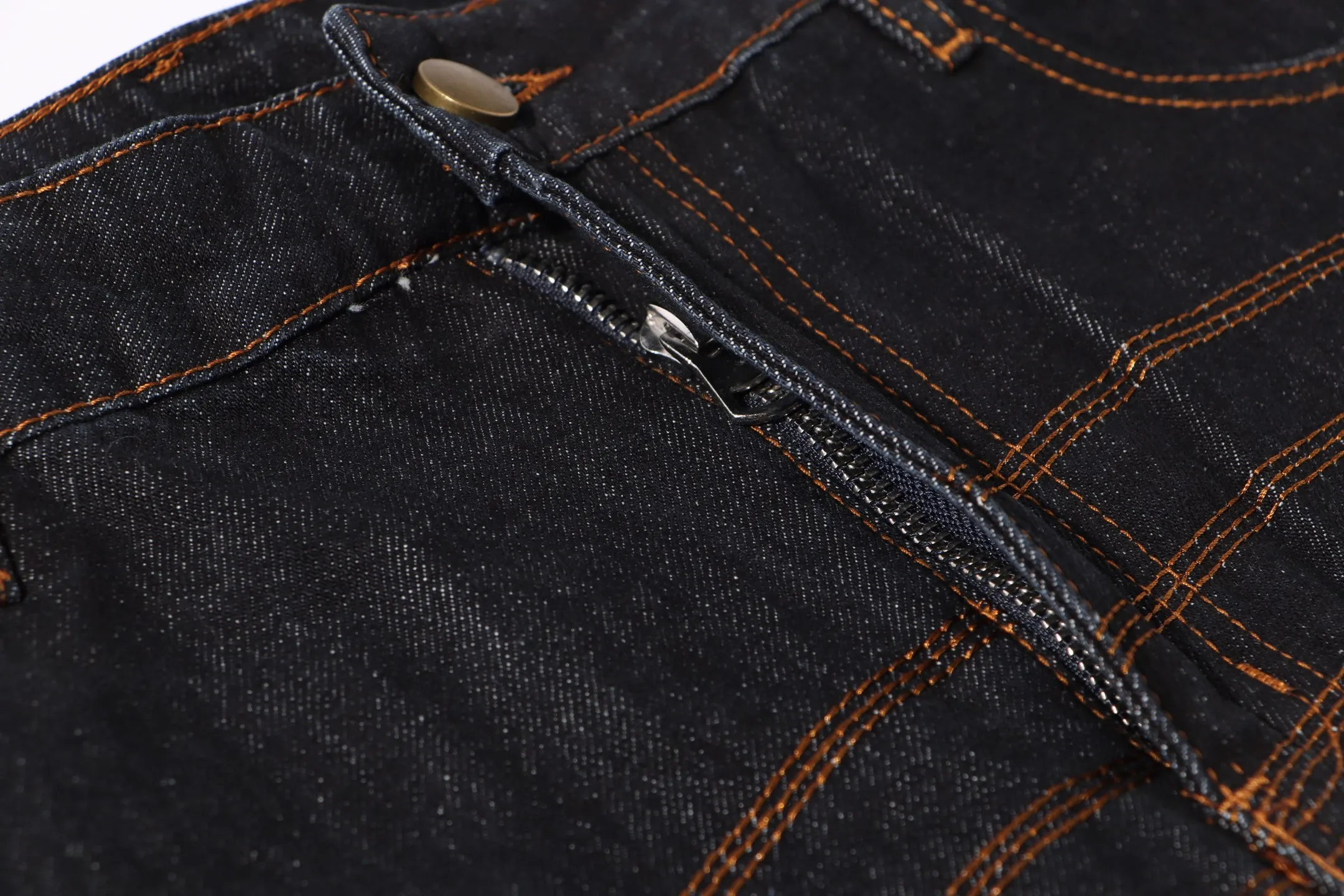 P260 Style number: H916 Supreme SS25 S Logo Rigid Baggy Jean S Loose straight-leg American trendy jeans with the same logo pattern from Ma Siwei (original). Styles with different wash textures are very friendly to people with thin legs and thick legs. The slightly flared version is very flattering to the leg shape. The moderate length will never go out of style and can be matched easily and casually. It is the basic styling foundation for various styles and is a must-have in the wardrobe! The fabric is stiff but also makes the upper body soft without losing texture. The washing process is even more perfect. It is a must-have item for everyone! ! ! Washed wheat, hang tag, pants label, three labels complete Color: black blue Size: 30-32-34-36