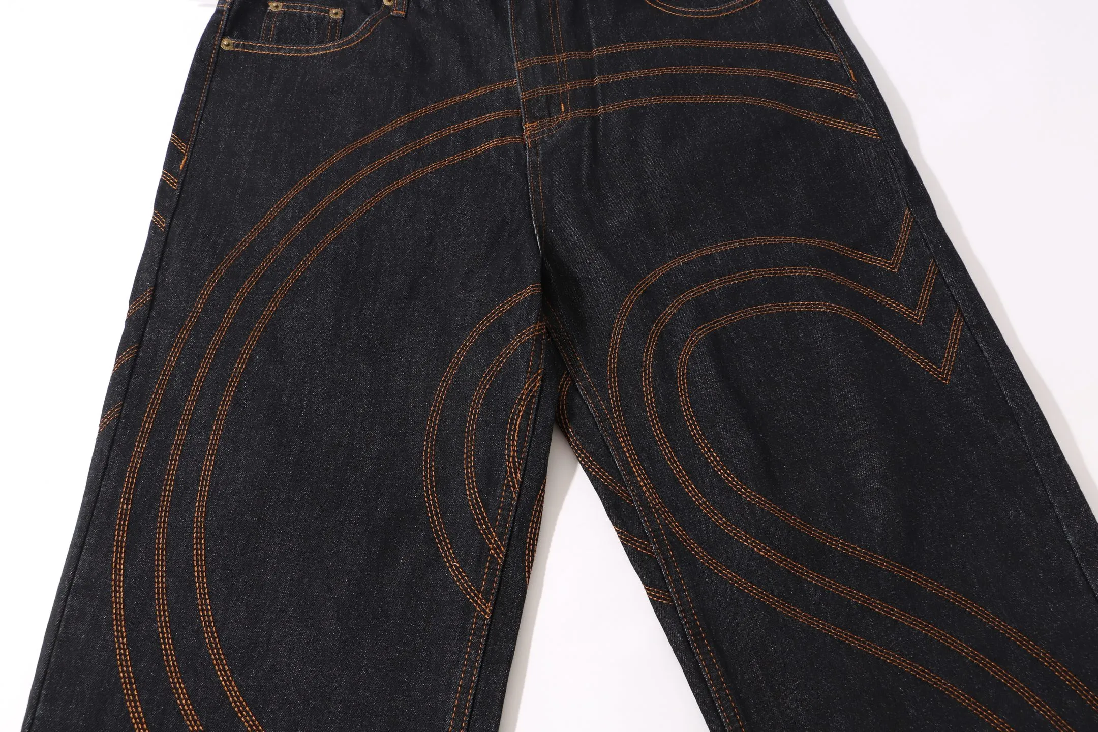 P260 Style number: H916 Supreme SS25 S Logo Rigid Baggy Jean S Loose straight-leg American trendy jeans with the same logo pattern from Ma Siwei (original). Styles with different wash textures are very friendly to people with thin legs and thick legs. The slightly flared version is very flattering to the leg shape. The moderate length will never go out of style and can be matched easily and casually. It is the basic styling foundation for various styles and is a must-have in the wardrobe! The fabric is stiff but also makes the upper body soft without losing texture. The washing process is even more perfect. It is a must-have item for everyone! ! ! Washed wheat, hang tag, pants label, three labels complete Color: black blue Size: 30-32-34-36