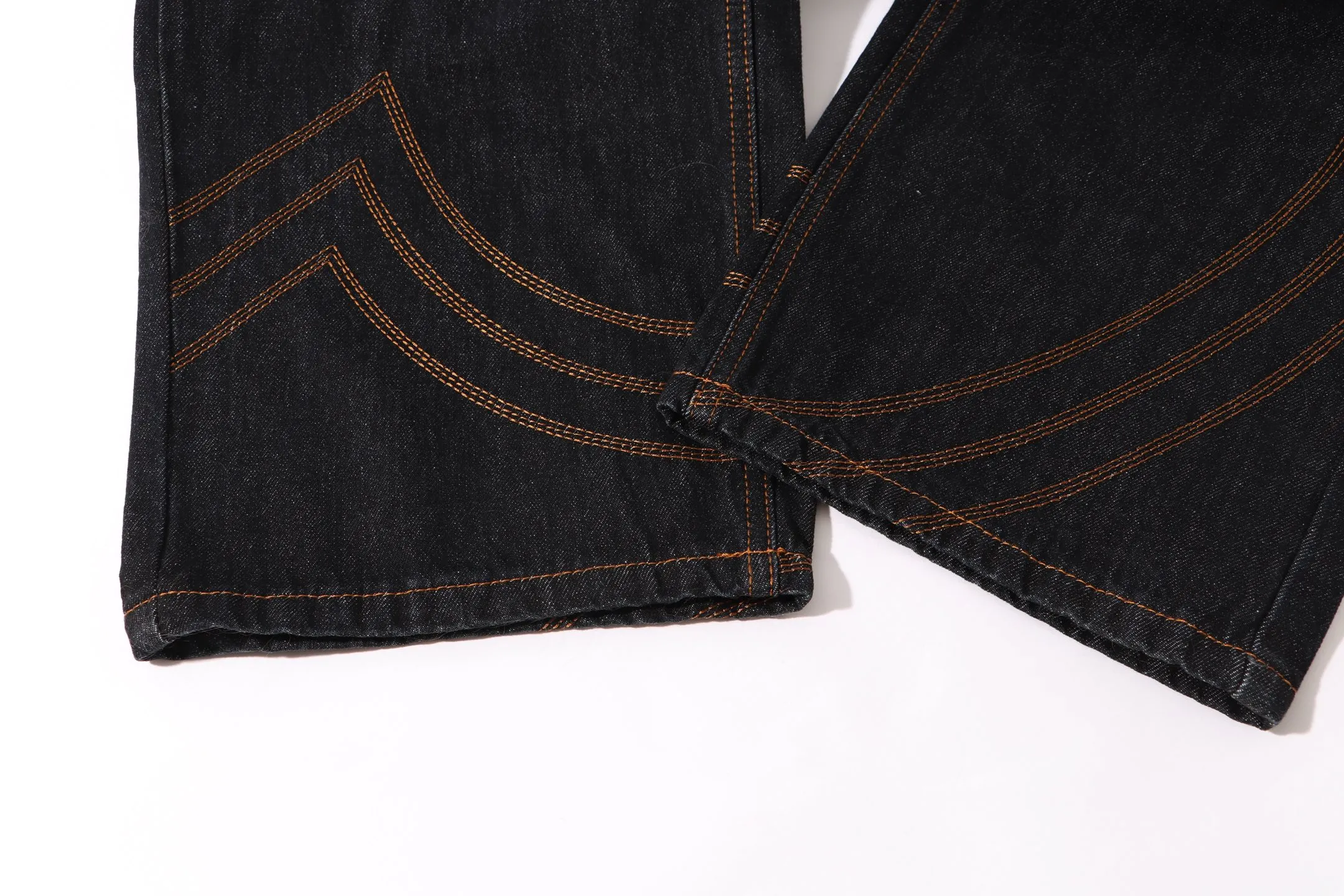 P260 Style number: H916 Supreme SS25 S Logo Rigid Baggy Jean S Loose straight-leg American trendy jeans with the same logo pattern from Ma Siwei (original). Styles with different wash textures are very friendly to people with thin legs and thick legs. The slightly flared version is very flattering to the leg shape. The moderate length will never go out of style and can be matched easily and casually. It is the basic styling foundation for various styles and is a must-have in the wardrobe! The fabric is stiff but also makes the upper body soft without losing texture. The washing process is even more perfect. It is a must-have item for everyone! ! ! Washed wheat, hang tag, pants label, three labels complete Color: black blue Size: 30-32-34-36