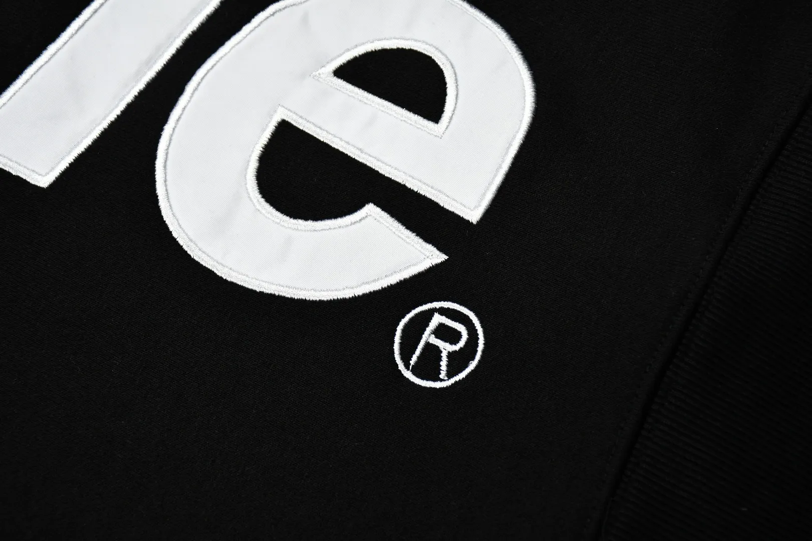 🅿️330 S227 top version Supreme 22FW Satin Appliqué Hooded Sweatshirt with patch embroidery LOGO on the back. For those of us who focus on the top Supreme, this sweatshirt is naturally available. ZP purchase and pattern making operation 1. Fabric: ZP test, custom weaving and dyeing, pure cotton 460G fleece main fabric 2. Technology: Large area embroidered letters on the back Imported Behringer embroidery machine operation, exquisite and perfect presentation 3. Hem and cuffs: both use 520G non-elastic threads (low-end products use elastic threads to cause the hem and cuffs to appear wavy) 4. Customized ZP main label/wash water label/tag/packaging bag (equipped with extra-large thickened handbag) Size: S~XL
