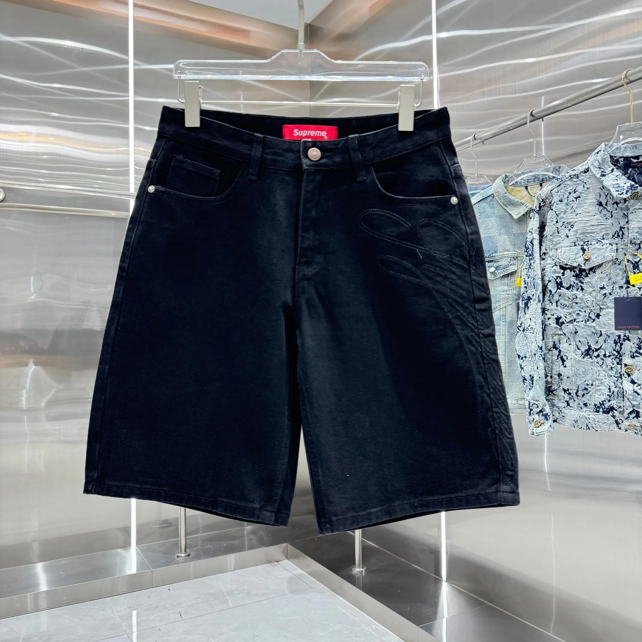 🅿️240 SUPreme 25 new shorts and jeans! Specific latest brand leather label blockbuster item ~ private channel rare product! No matter from the pattern, fabric or small details of hardware accessories, you can’t be picky! Customer-supplied hardware accessories Imported customer-supplied custom-woven denim and cotton fabrics, fashionable and individual. Super versatile and good-looking, a must-have for everyone. Very good-looking Size: 30 32 34 36 38 Color: black