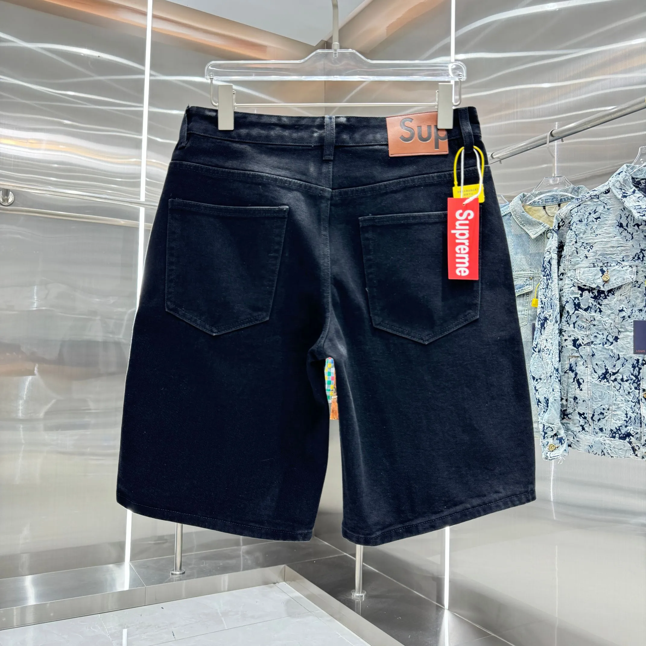 🅿️240 SUPreme 25 new shorts and jeans! Specific latest brand leather label blockbuster item ~ private channel rare product! No matter from the pattern, fabric or small details of hardware accessories, you can’t be picky! Customer-supplied hardware accessories Imported customer-supplied custom-woven denim and cotton fabrics, fashionable and individual. Super versatile and good-looking, a must-have for everyone. Very good-looking Size: 30 32 34 36 38 Color: black
