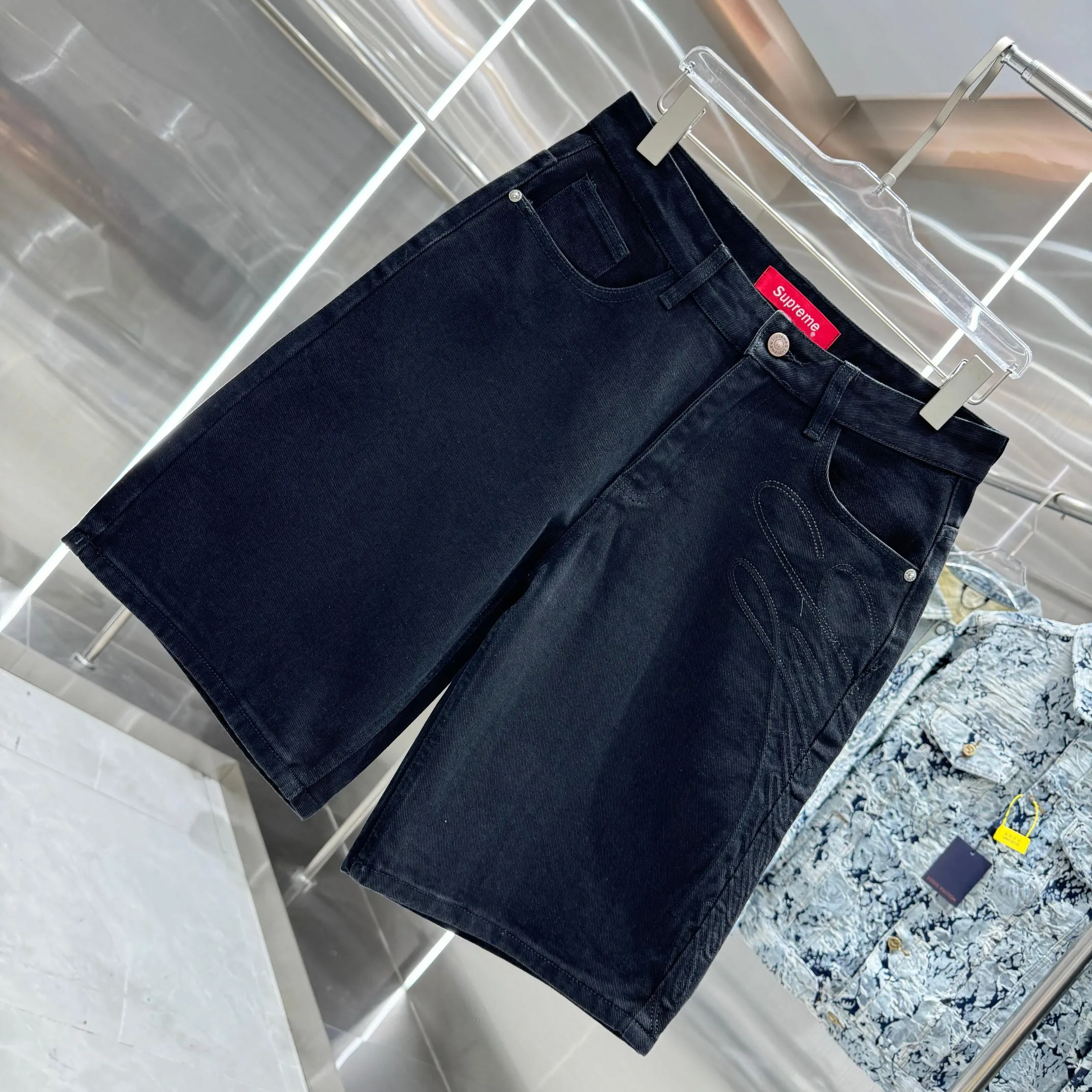 🅿️240 SUPreme 25 new shorts and jeans! Specific latest brand leather label blockbuster item ~ private channel rare product! No matter from the pattern, fabric or small details of hardware accessories, you can’t be picky! Customer-supplied hardware accessories Imported customer-supplied custom-woven denim and cotton fabrics, fashionable and individual. Super versatile and good-looking, a must-have for everyone. Very good-looking Size: 30 32 34 36 38 Color: black