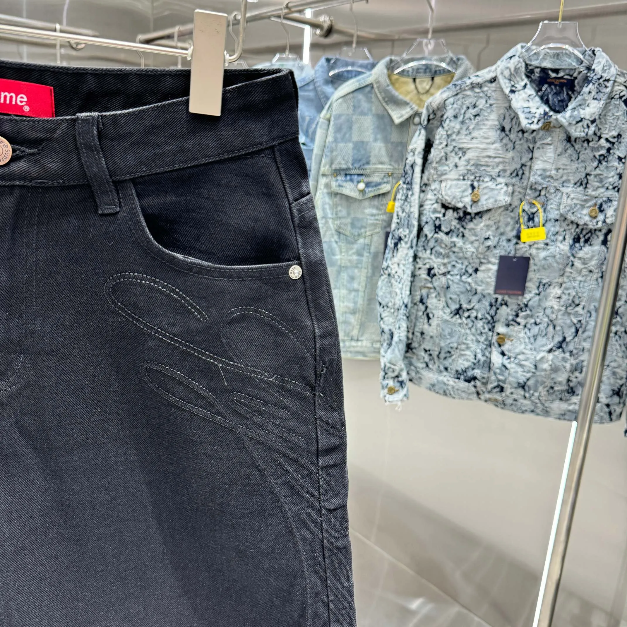 🅿️240 SUPreme 25 new shorts and jeans! Specific latest brand leather label blockbuster item ~ private channel rare product! No matter from the pattern, fabric or small details of hardware accessories, you can’t be picky! Customer-supplied hardware accessories Imported customer-supplied custom-woven denim and cotton fabrics, fashionable and individual. Super versatile and good-looking, a must-have for everyone. Very good-looking Size: 30 32 34 36 38 Color: black