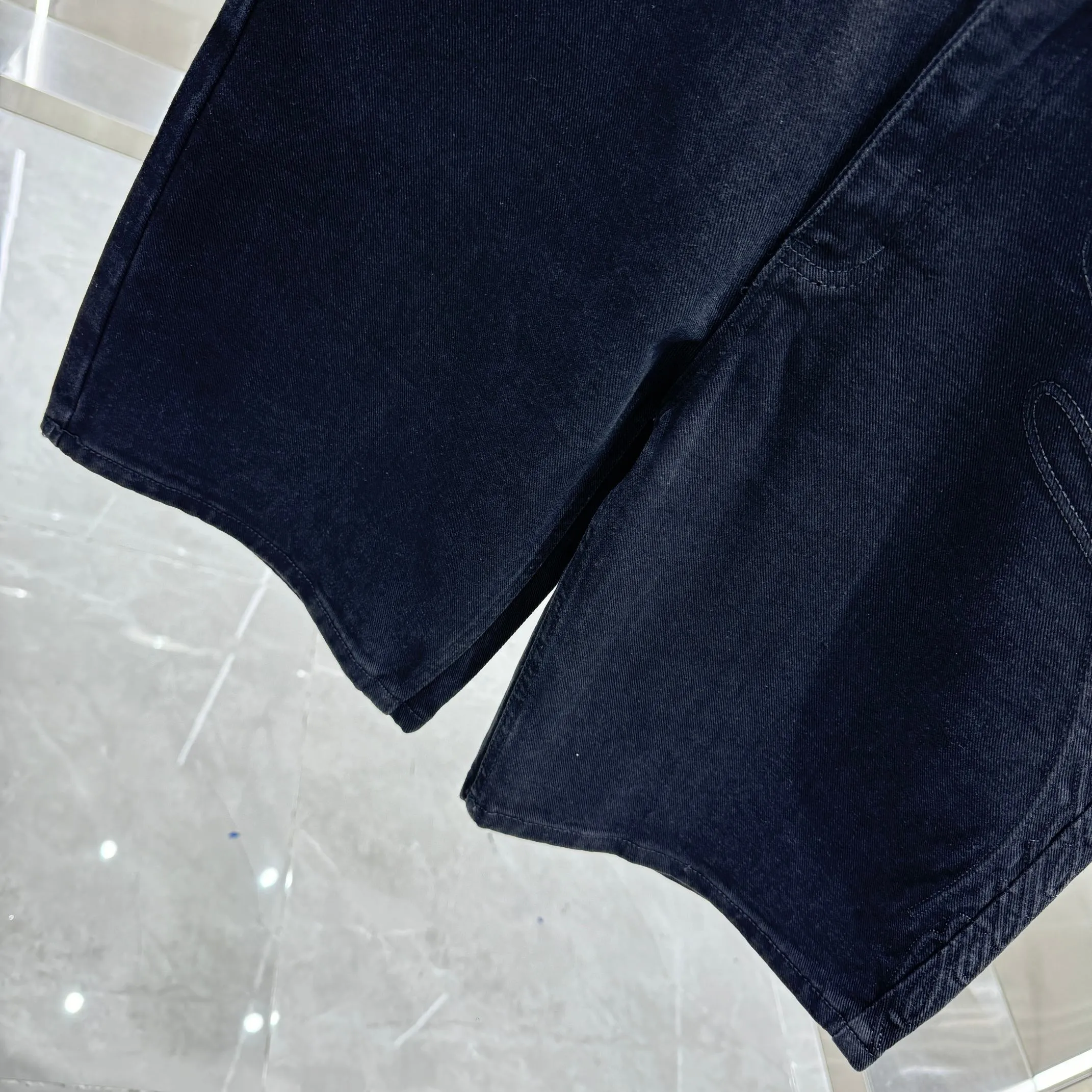 🅿️240 SUPreme 25 new shorts and jeans! Specific latest brand leather label blockbuster item ~ private channel rare product! No matter from the pattern, fabric or small details of hardware accessories, you can’t be picky! Customer-supplied hardware accessories Imported customer-supplied custom-woven denim and cotton fabrics, fashionable and individual. Super versatile and good-looking, a must-have for everyone. Very good-looking Size: 30 32 34 36 38 Color: black