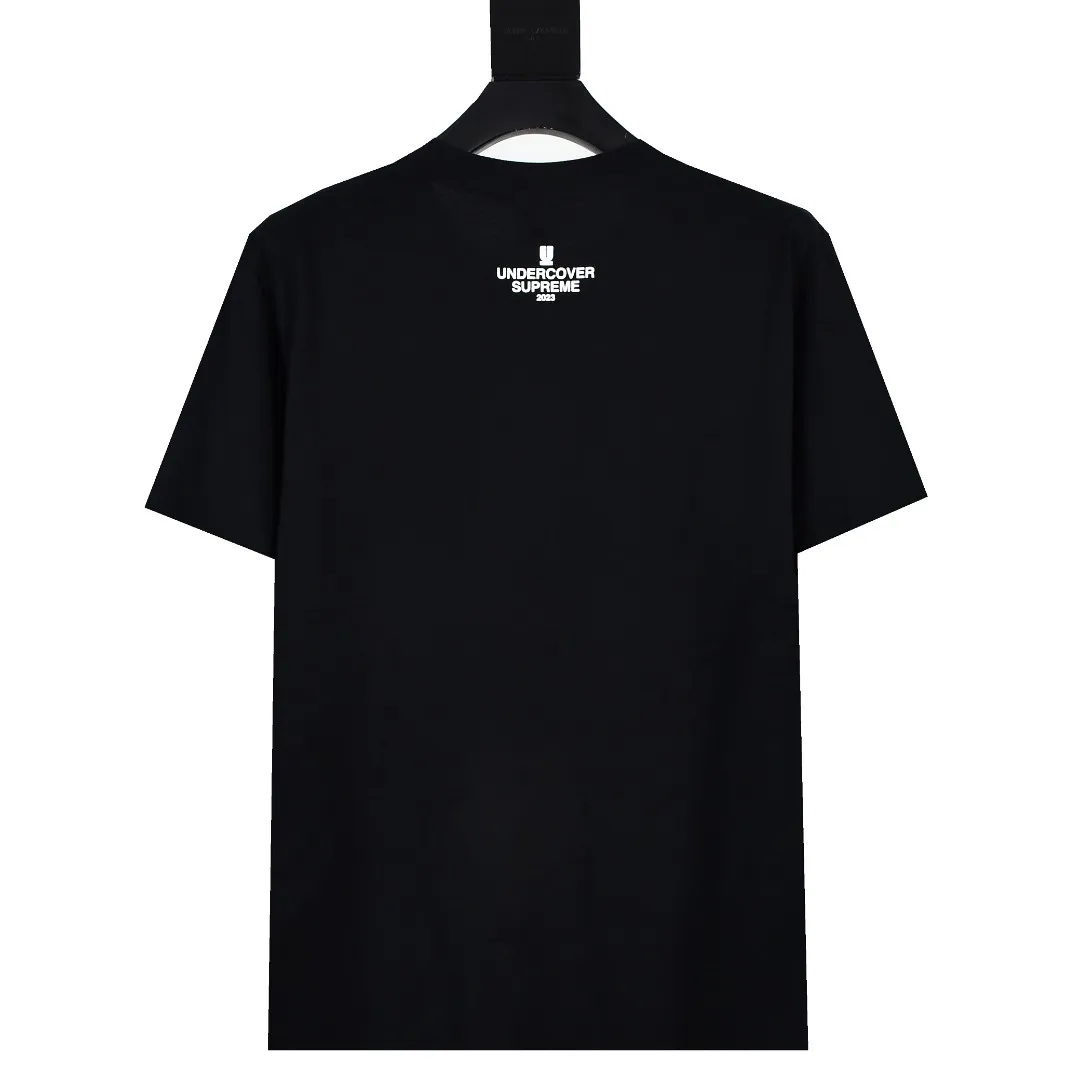 S286💰p136 Supreme x Undercover TAG TEE joint slogan-printed short-sleeved T-shirt. Refuse to look at pictures to make products. Refuse to compare wrong versions. Use cylindrical seamless technology (original technology, there are no stitched bones on the side of the clothes, key points of identification) The fabrics are all custom-woven and dyed, 280g weight, 100% cotton, cylindrical fabric. Cylindrical fabric is a knitted fabric woven with a cylinder loom. The needles are distributed in a cylindrical shape on the fuselage. The gray fabric is a large cylinder, which needs to be opened and shaped before it can be used further. There are no slits on the side of the clothes, so there is no washing label on the side of ordinary short-sleeves. There is only one collar label behind the neck. The printing uses thermosetting ink printing imported from Belgium, also known as plastic ink, or self-adhesive ink. Its ingredients are: mainly composed of polyvinyl chloride (PVC) and phthalates, including PVC and phthalates, fixing agents, stabilizers Agents and thickeners are mixed to form thermoset ink, which is not the digital direct printing marketed on the market. The printing texture of thermoset ink is unachievable by other processes. The collar label has a watermark anti-counterfeiting effect, a real anti-counterfeiting layer, a version with a high probability of passing the inspection, and the original packaging picture has a high probability of passing the test. Size：S-XL