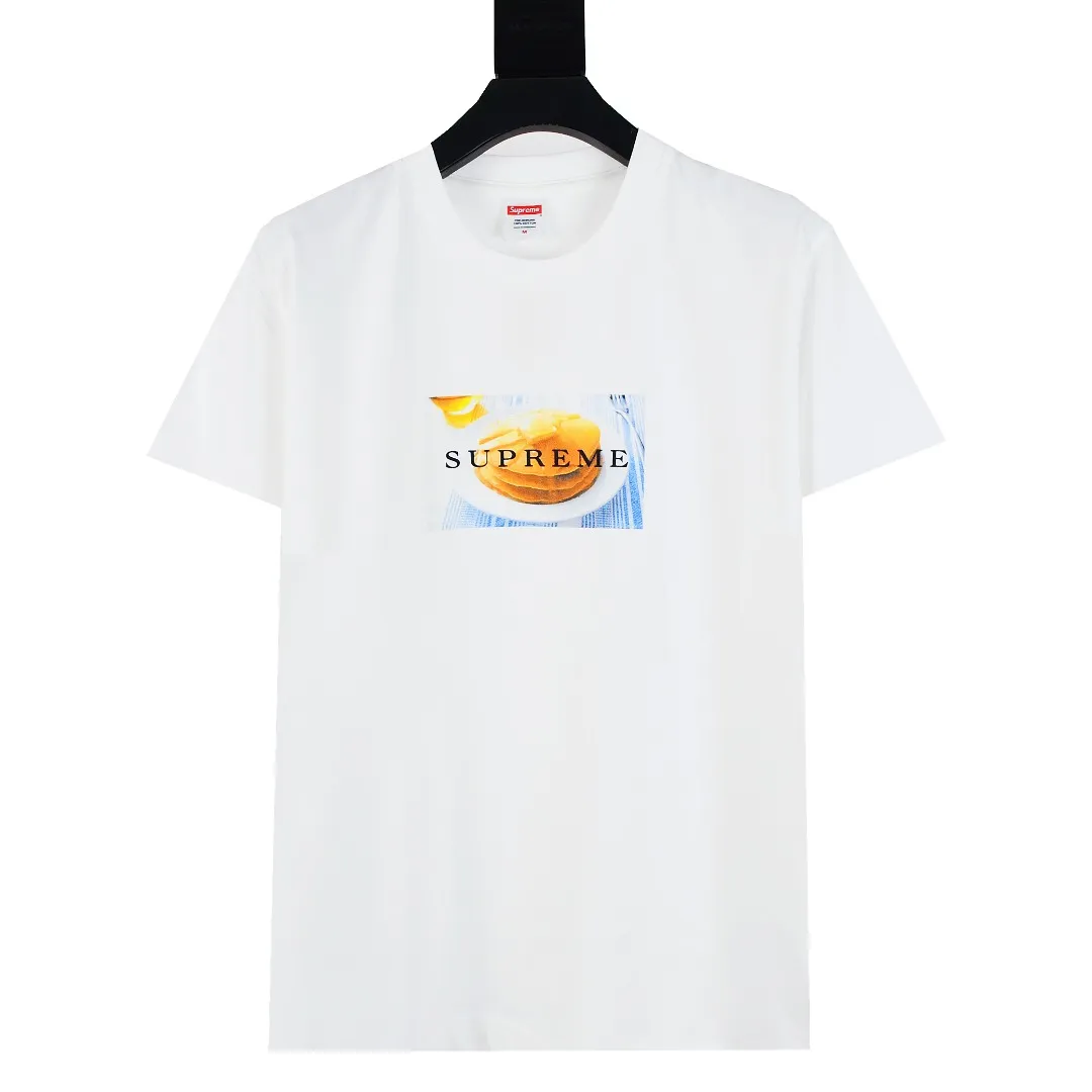 🅿️126 S192 top version Supreme 25ss Pancakes Tee pancake waffle logo short-sleeved T-shirt. Refuse to look at pictures to make products. Refuse to compare wrong versions. Use cylindrical seamless technology (original technology. There are no stitched bones on the side of the clothes. Key points of identification) The fabrics are all custom-woven and dyed, 280g weight, 100% cotton, cylindrical fabric. Cylindrical fabric is a knitted fabric woven with a cylinder loom. The needles are distributed in a cylindrical shape on the fuselage. The gray fabric is a large cylinder, which needs to be opened and shaped before it can be used further. There are no slits on the side of the clothes, so there is no washing label on the side of ordinary short-sleeves. There is only one collar label behind the neck. The printing uses heat-setting ink printing imported from Belgium (different from conventional heat transfer printing on the market), also known as plastic ink, or self-adhesive ink. Its ingredients: mainly composed of polyvinyl chloride (PVC) and phthalates, including PVC, phthalates, and color fixing agents. , stabilizer, and thickener are mixed to form thermoset ink, which is not the digital direct printing marketed on the market. The printing texture of thermoset ink cannot be achieved by digital direct printing. The new triple collar label has a watermark anti-counterfeiting effect, a real anti-counterfeiting layer, and has a high probability of passing the approved version. The original packaging picture has a high probability of passing Size：S-XL