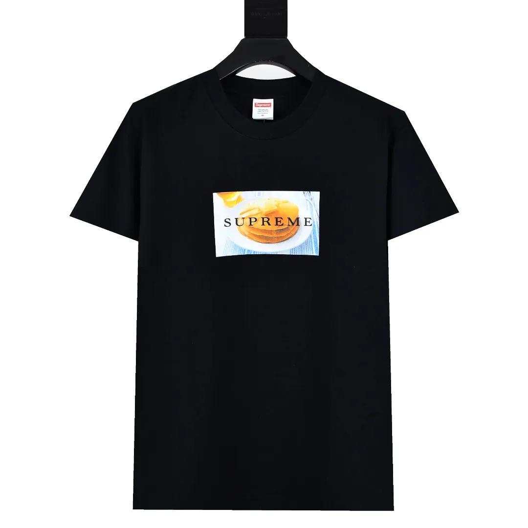 🅿️126 S192 top version Supreme 25ss Pancakes Tee pancake waffle logo short-sleeved T-shirt. Refuse to look at pictures to make products. Refuse to compare wrong versions. Use cylindrical seamless technology (original technology. There are no stitched bones on the side of the clothes. Key points of identification) The fabrics are all custom-woven and dyed, 280g weight, 100% cotton, cylindrical fabric. Cylindrical fabric is a knitted fabric woven with a cylinder loom. The needles are distributed in a cylindrical shape on the fuselage. The gray fabric is a large cylinder, which needs to be opened and shaped before it can be used further. There are no slits on the side of the clothes, so there is no washing label on the side of ordinary short-sleeves. There is only one collar label behind the neck. The printing uses heat-setting ink printing imported from Belgium (different from conventional heat transfer printing on the market), also known as plastic ink, or self-adhesive ink. Its ingredients: mainly composed of polyvinyl chloride (PVC) and phthalates, including PVC, phthalates, and color fixing agents. , stabilizer, and thickener are mixed to form thermoset ink, which is not the digital direct printing marketed on the market. The printing texture of thermoset ink cannot be achieved by digital direct printing. The new triple collar label has a watermark anti-counterfeiting effect, a real anti-counterfeiting layer, and has a high probability of passing the approved version. The original packaging picture has a high probability of passing Size：S-XL