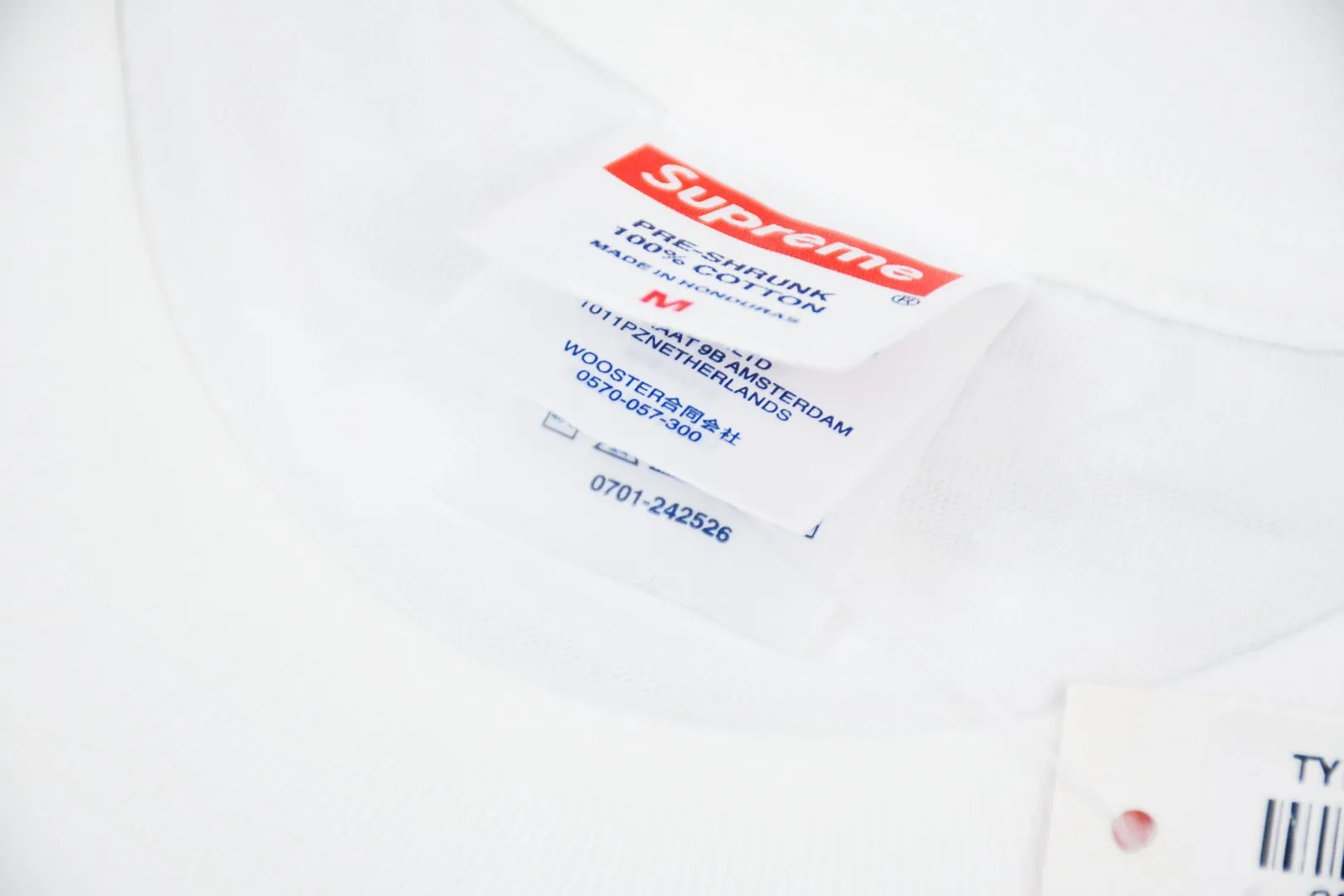 🅿️126 S192 top version Supreme 25ss Pancakes Tee pancake waffle logo short-sleeved T-shirt. Refuse to look at pictures to make products. Refuse to compare wrong versions. Use cylindrical seamless technology (original technology. There are no stitched bones on the side of the clothes. Key points of identification) The fabrics are all custom-woven and dyed, 280g weight, 100% cotton, cylindrical fabric. Cylindrical fabric is a knitted fabric woven with a cylinder loom. The needles are distributed in a cylindrical shape on the fuselage. The gray fabric is a large cylinder, which needs to be opened and shaped before it can be used further. There are no slits on the side of the clothes, so there is no washing label on the side of ordinary short-sleeves. There is only one collar label behind the neck. The printing uses heat-setting ink printing imported from Belgium (different from conventional heat transfer printing on the market), also known as plastic ink, or self-adhesive ink. Its ingredients: mainly composed of polyvinyl chloride (PVC) and phthalates, including PVC, phthalates, and color fixing agents. , stabilizer, and thickener are mixed to form thermoset ink, which is not the digital direct printing marketed on the market. The printing texture of thermoset ink cannot be achieved by digital direct printing. The new triple collar label has a watermark anti-counterfeiting effect, a real anti-counterfeiting layer, and has a high probability of passing the approved version. The original packaging picture has a high probability of passing Size：S-XL