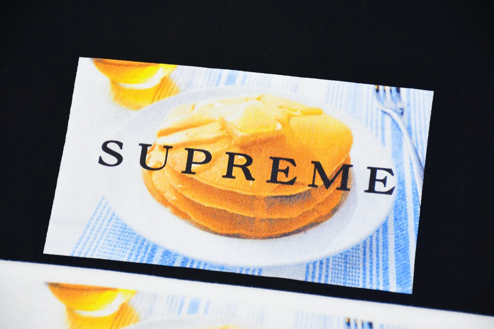 🅿️126 S192 top version Supreme 25ss Pancakes Tee pancake waffle logo short-sleeved T-shirt. Refuse to look at pictures to make products. Refuse to compare wrong versions. Use cylindrical seamless technology (original technology. There are no stitched bones on the side of the clothes. Key points of identification) The fabrics are all custom-woven and dyed, 280g weight, 100% cotton, cylindrical fabric. Cylindrical fabric is a knitted fabric woven with a cylinder loom. The needles are distributed in a cylindrical shape on the fuselage. The gray fabric is a large cylinder, which needs to be opened and shaped before it can be used further. There are no slits on the side of the clothes, so there is no washing label on the side of ordinary short-sleeves. There is only one collar label behind the neck. The printing uses heat-setting ink printing imported from Belgium (different from conventional heat transfer printing on the market), also known as plastic ink, or self-adhesive ink. Its ingredients: mainly composed of polyvinyl chloride (PVC) and phthalates, including PVC, phthalates, and color fixing agents. , stabilizer, and thickener are mixed to form thermoset ink, which is not the digital direct printing marketed on the market. The printing texture of thermoset ink cannot be achieved by digital direct printing. The new triple collar label has a watermark anti-counterfeiting effect, a real anti-counterfeiting layer, and has a high probability of passing the approved version. The original packaging picture has a high probability of passing Size：S-XL