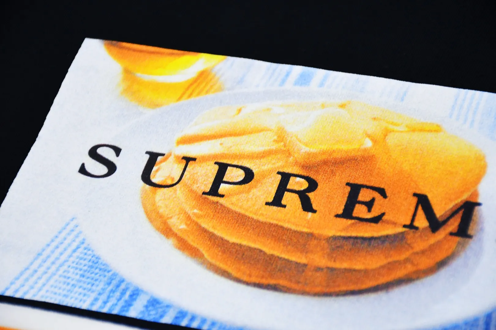 🅿️126 S192 top version Supreme 25ss Pancakes Tee pancake waffle logo short-sleeved T-shirt. Refuse to look at pictures to make products. Refuse to compare wrong versions. Use cylindrical seamless technology (original technology. There are no stitched bones on the side of the clothes. Key points of identification) The fabrics are all custom-woven and dyed, 280g weight, 100% cotton, cylindrical fabric. Cylindrical fabric is a knitted fabric woven with a cylinder loom. The needles are distributed in a cylindrical shape on the fuselage. The gray fabric is a large cylinder, which needs to be opened and shaped before it can be used further. There are no slits on the side of the clothes, so there is no washing label on the side of ordinary short-sleeves. There is only one collar label behind the neck. The printing uses heat-setting ink printing imported from Belgium (different from conventional heat transfer printing on the market), also known as plastic ink, or self-adhesive ink. Its ingredients: mainly composed of polyvinyl chloride (PVC) and phthalates, including PVC, phthalates, and color fixing agents. , stabilizer, and thickener are mixed to form thermoset ink, which is not the digital direct printing marketed on the market. The printing texture of thermoset ink cannot be achieved by digital direct printing. The new triple collar label has a watermark anti-counterfeiting effect, a real anti-counterfeiting layer, and has a high probability of passing the approved version. The original packaging picture has a high probability of passing Size：S-XL