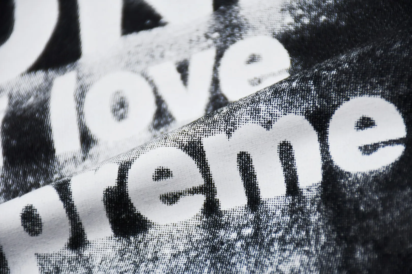🅿️140 S188 top version Supreme 24FW Money cross printed short-sleeved T-shirt. Refuse to look at pictures to make goods. Refuse to compare with wrong versions. Use cylindrical seamless technology (original technology, there are no stitched bones on the side of the clothes, the key point of identification) The fabrics are all custom-woven and dyed, 280g weight, 100% cotton, cylindrical fabric. Cylindrical fabric is a knitted fabric woven with a cylinder loom. The needles are distributed in a cylindrical shape on the fuselage. The gray fabric is a large cylinder, which needs to be opened and shaped before it can be used further. There are no slits on the side of the clothes, so there is no washing label on the side of ordinary short-sleeves. There is only one collar label behind the neck. The printing uses thermosetting ink printing imported from Belgium (different from conventional thermal transfer printing), also known as plastic ink, or self-adhesive ink. Its ingredients are: mainly composed of polyvinyl chloride (PVC) and phthalates, including PVC and phthalates, fixing agents, Stabilizers and thickeners are mixed to form thermosetting ink, which is not the digital direct printing advertised on the market. The printing texture of thermosetting ink is unachievable by digital direct printing. The new triple collar label has a watermark anti-counterfeiting effect, a real anti-counterfeiting layer, a version with a high probability of passing the inspection, and the original packaging picture has a high probability of passing the test. Size：S-XL