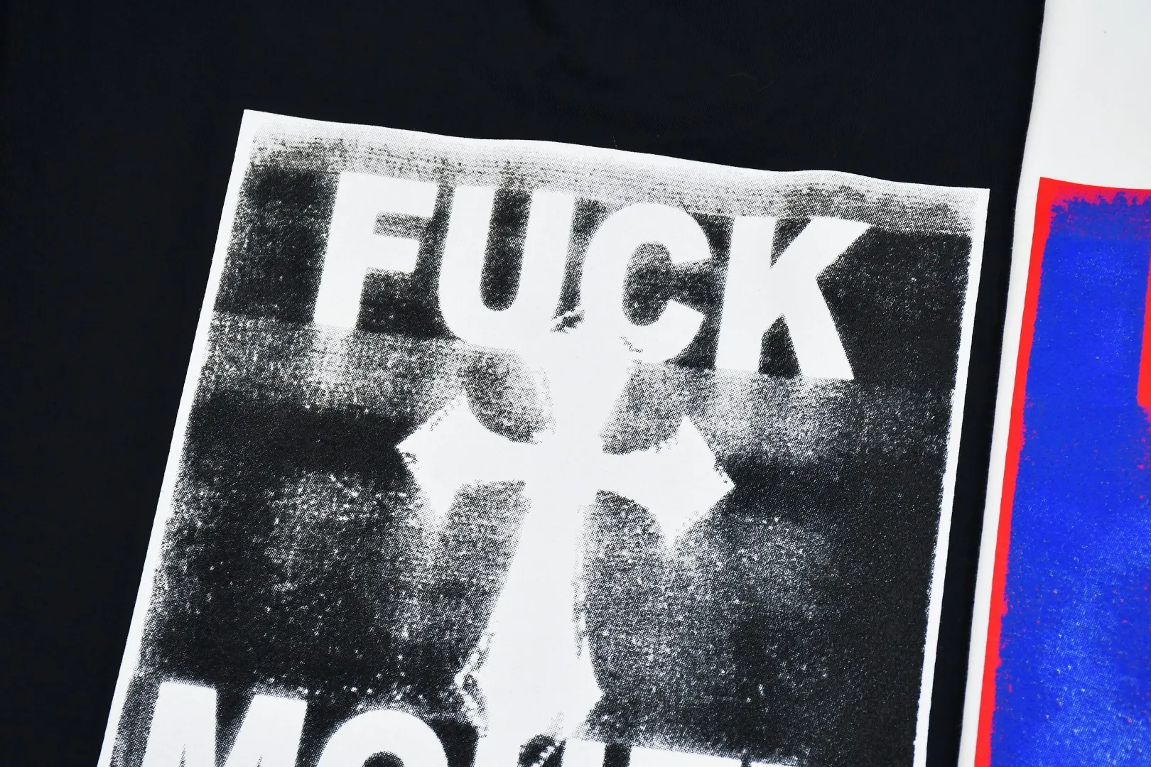 🅿️140 S188 top version Supreme 24FW Money cross printed short-sleeved T-shirt. Refuse to look at pictures to make goods. Refuse to compare with wrong versions. Use cylindrical seamless technology (original technology, there are no stitched bones on the side of the clothes, the key point of identification) The fabrics are all custom-woven and dyed, 280g weight, 100% cotton, cylindrical fabric. Cylindrical fabric is a knitted fabric woven with a cylinder loom. The needles are distributed in a cylindrical shape on the fuselage. The gray fabric is a large cylinder, which needs to be opened and shaped before it can be used further. There are no slits on the side of the clothes, so there is no washing label on the side of ordinary short-sleeves. There is only one collar label behind the neck. The printing uses thermosetting ink printing imported from Belgium (different from conventional thermal transfer printing), also known as plastic ink, or self-adhesive ink. Its ingredients are: mainly composed of polyvinyl chloride (PVC) and phthalates, including PVC and phthalates, fixing agents, Stabilizers and thickeners are mixed to form thermosetting ink, which is not the digital direct printing advertised on the market. The printing texture of thermosetting ink is unachievable by digital direct printing. The new triple collar label has a watermark anti-counterfeiting effect, a real anti-counterfeiting layer, a version with a high probability of passing the inspection, and the original packaging picture has a high probability of passing the test. Size：S-XL